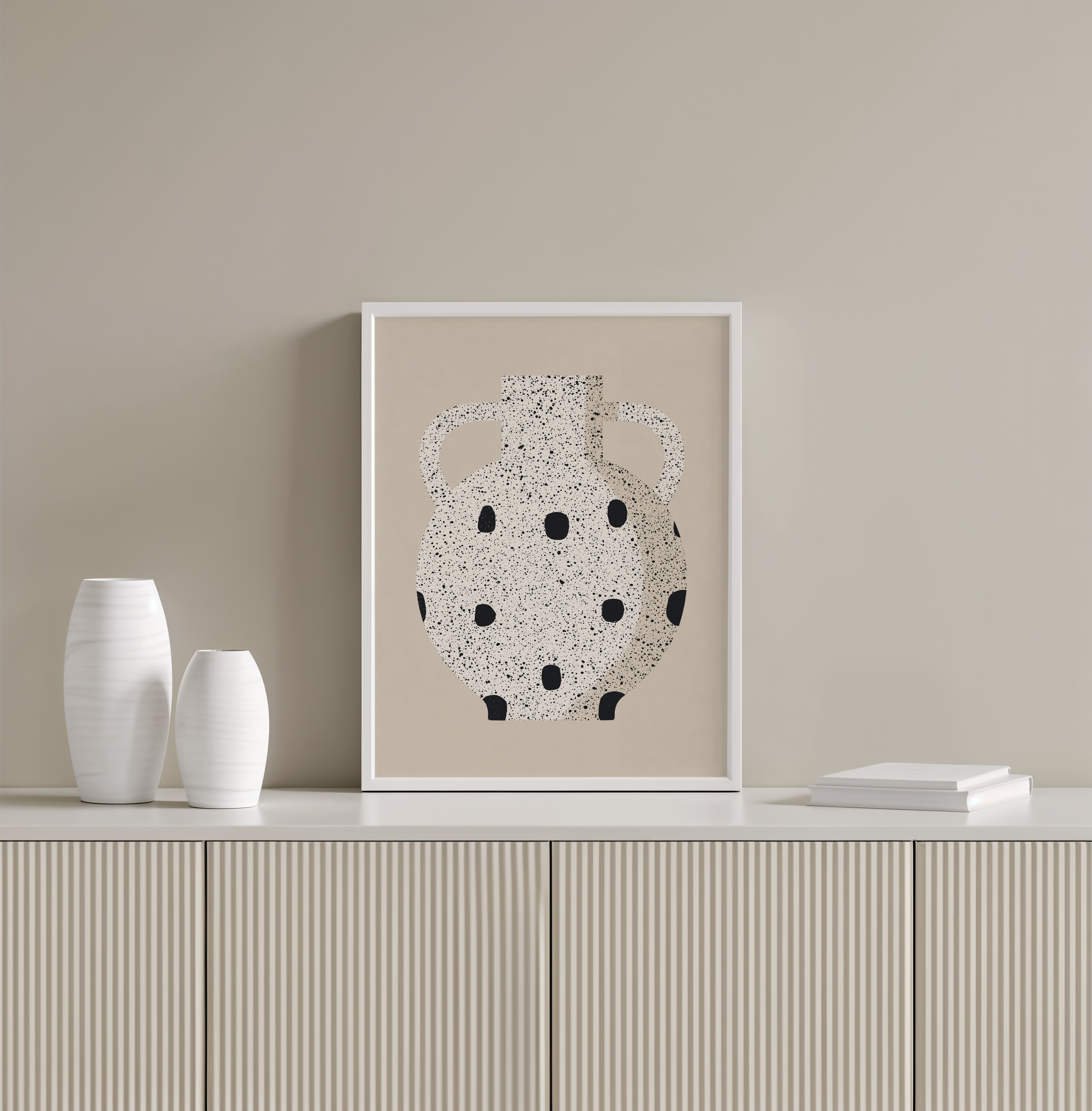 הדפס אמנותי מינימליסטי של כד עם טקסטורת נקודות בגוונים טבעיים, ממוסגר בסגנון מודרני