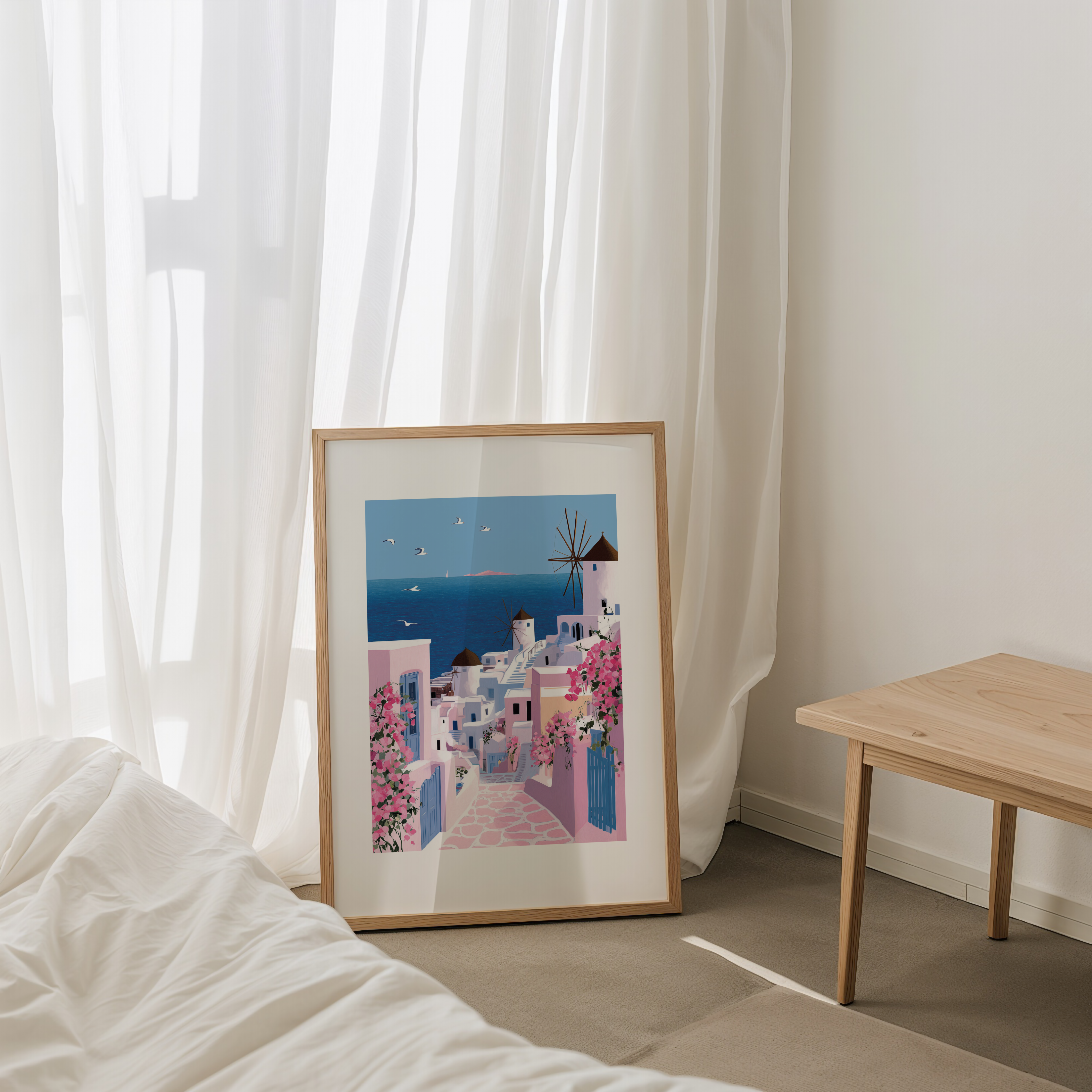 הדפס אומנותי מרהיב של כפר יווני קסום, עם סמטאות ורודות, פריחה וטחנות רוח – מושלם לעיצוב בית רגוע עם ניחוח של חופשה.
