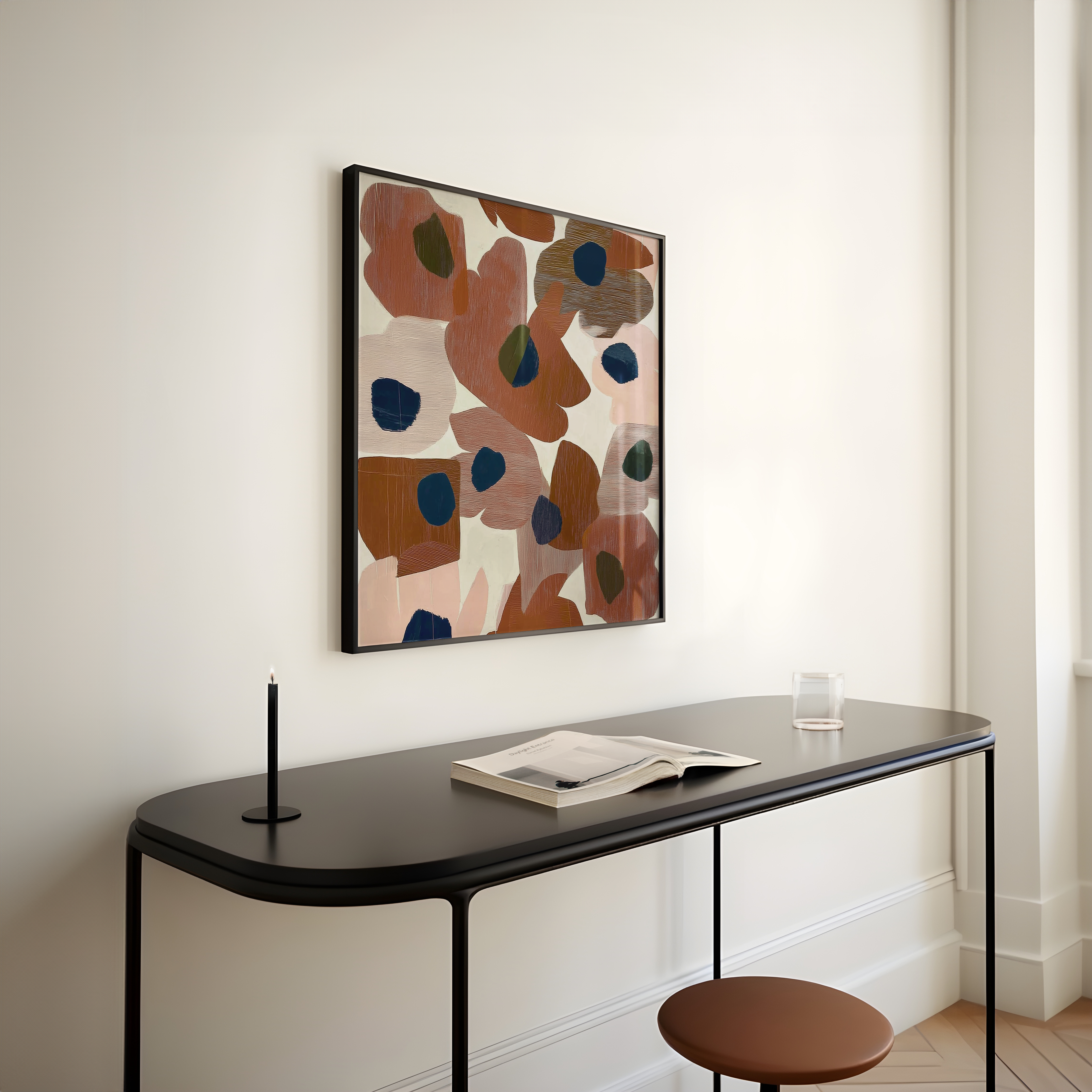 יצירה מופשטת בגווני טרקוטה, ורוד וכחול כהה, עם כתמים רחבים וטקסטורה גלויה, ממוסגרת בעץ אלון / לבן / שחור.