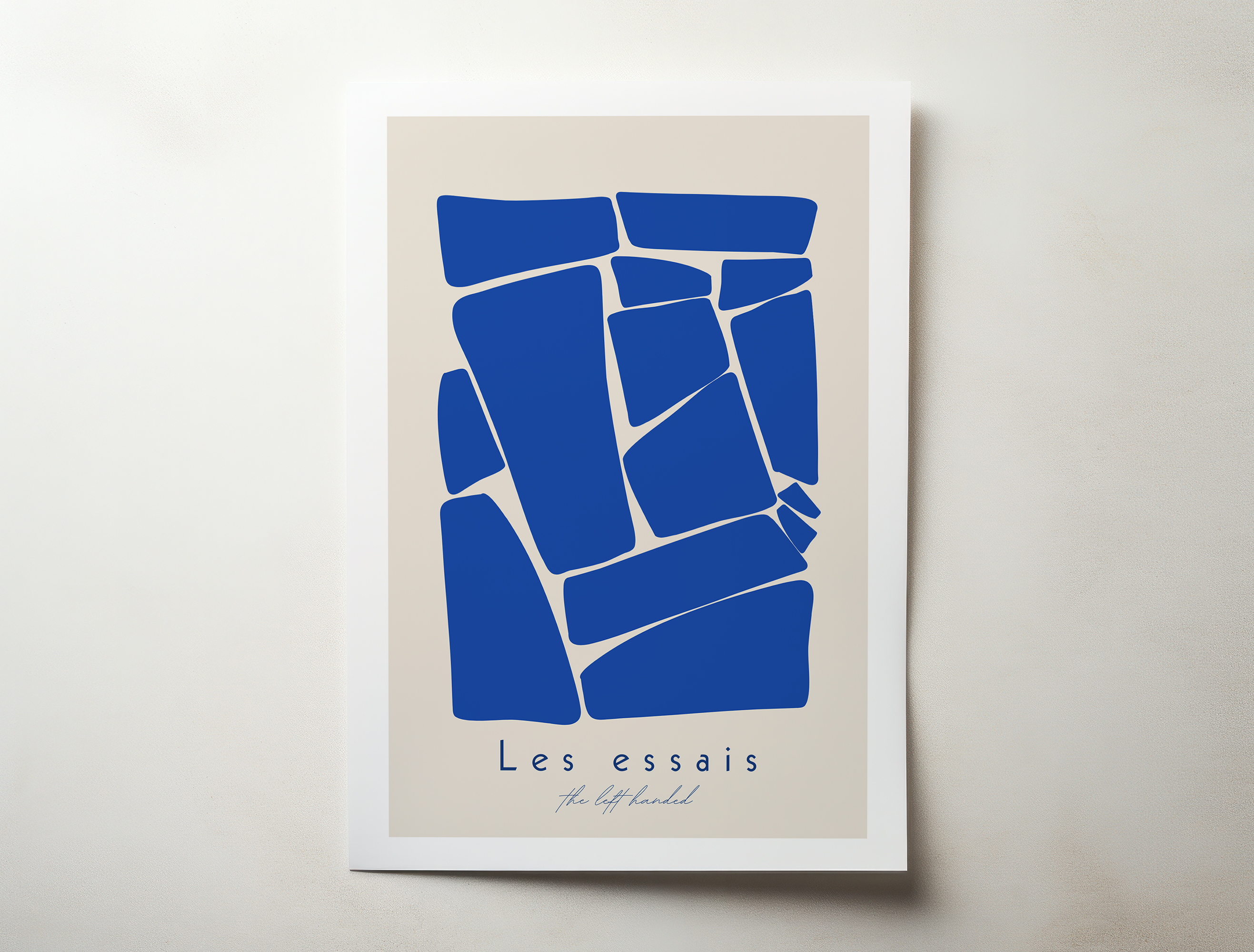 הדפס פיין-ארט בשם Les essais – קומפוזיציה של צורות כחולות גיאומטריות על רקע בז' בהיר, בעיצוב מודרני מאת the left handed