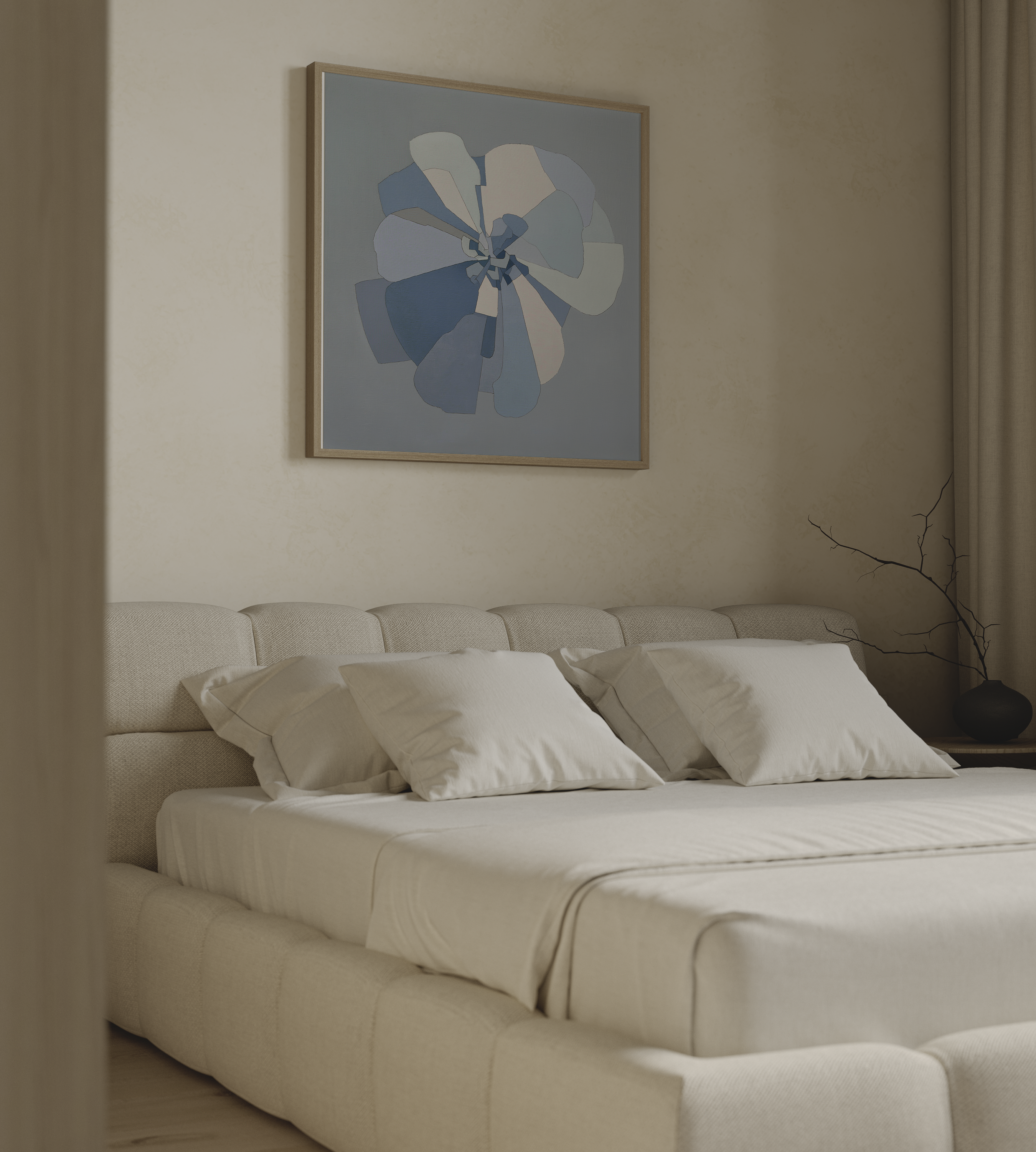 יצירת אמנות מופשטת בגווני כחול, שמנת ואפור בהיר המדמה פרח פתוח עם שכבות חופפות, ממוסגרת במסגרת עץ כהה על קיר בהיר