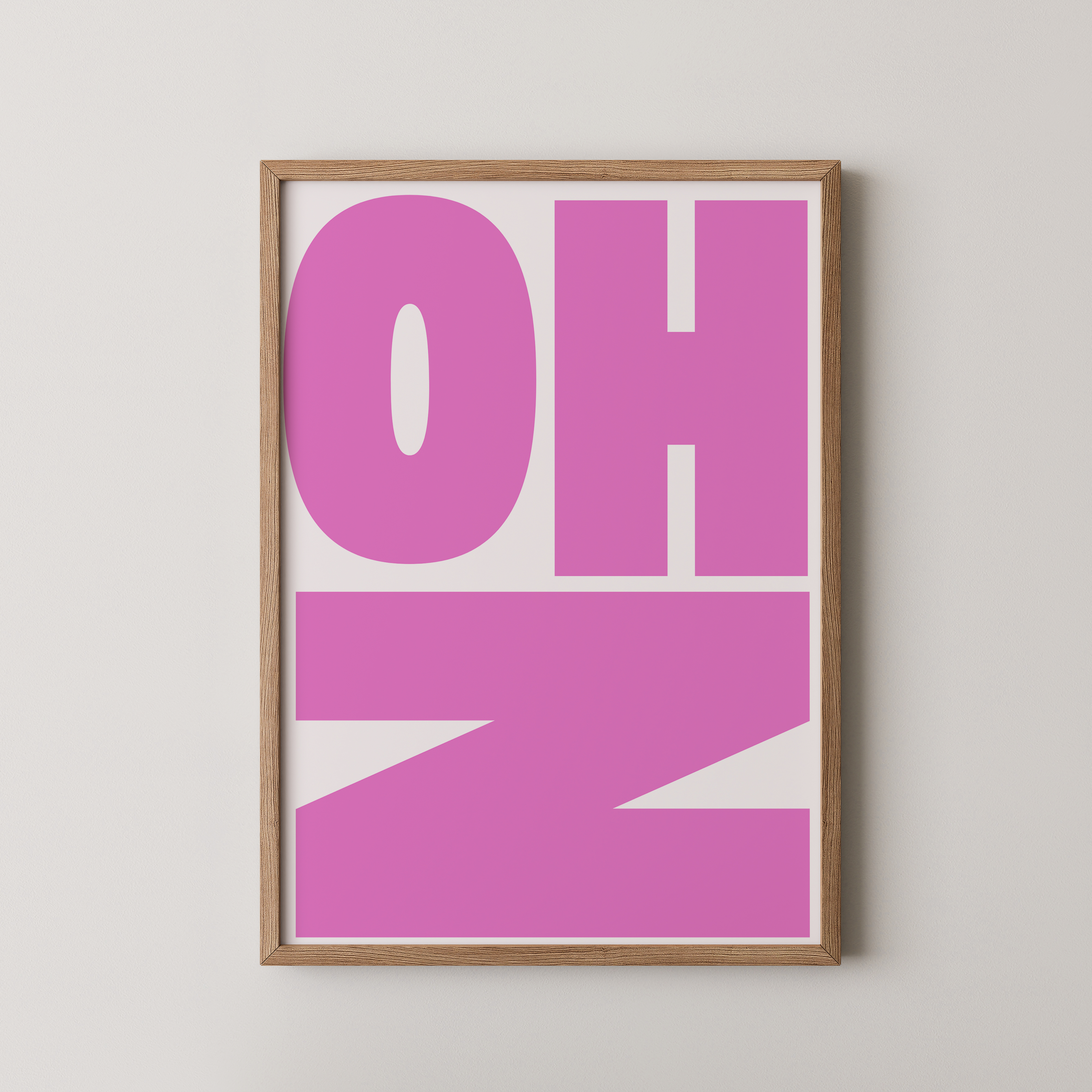 פוסטר טיפוגרפי מודרני עם הכיתוב "OH NO" בצבע ורוד ולבן, ממוסגר ומוצג על קיר בחדר שינה מעוצב.