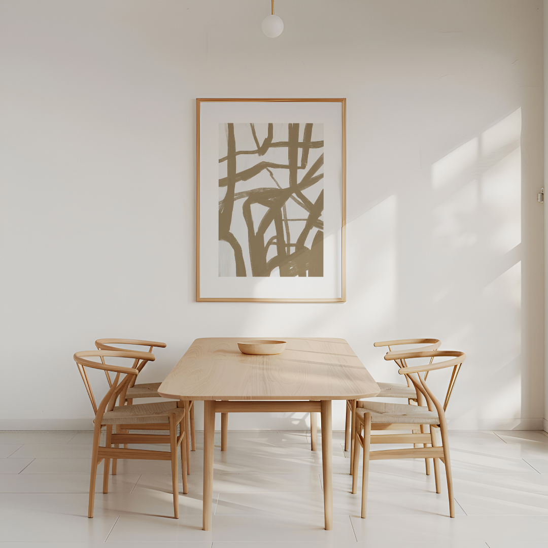 יצירת אמנות מופשטת בגוונים רכים עם קווים חופשיים, ממוסגרת ומוצגת על קיר בסגנון מודרני.