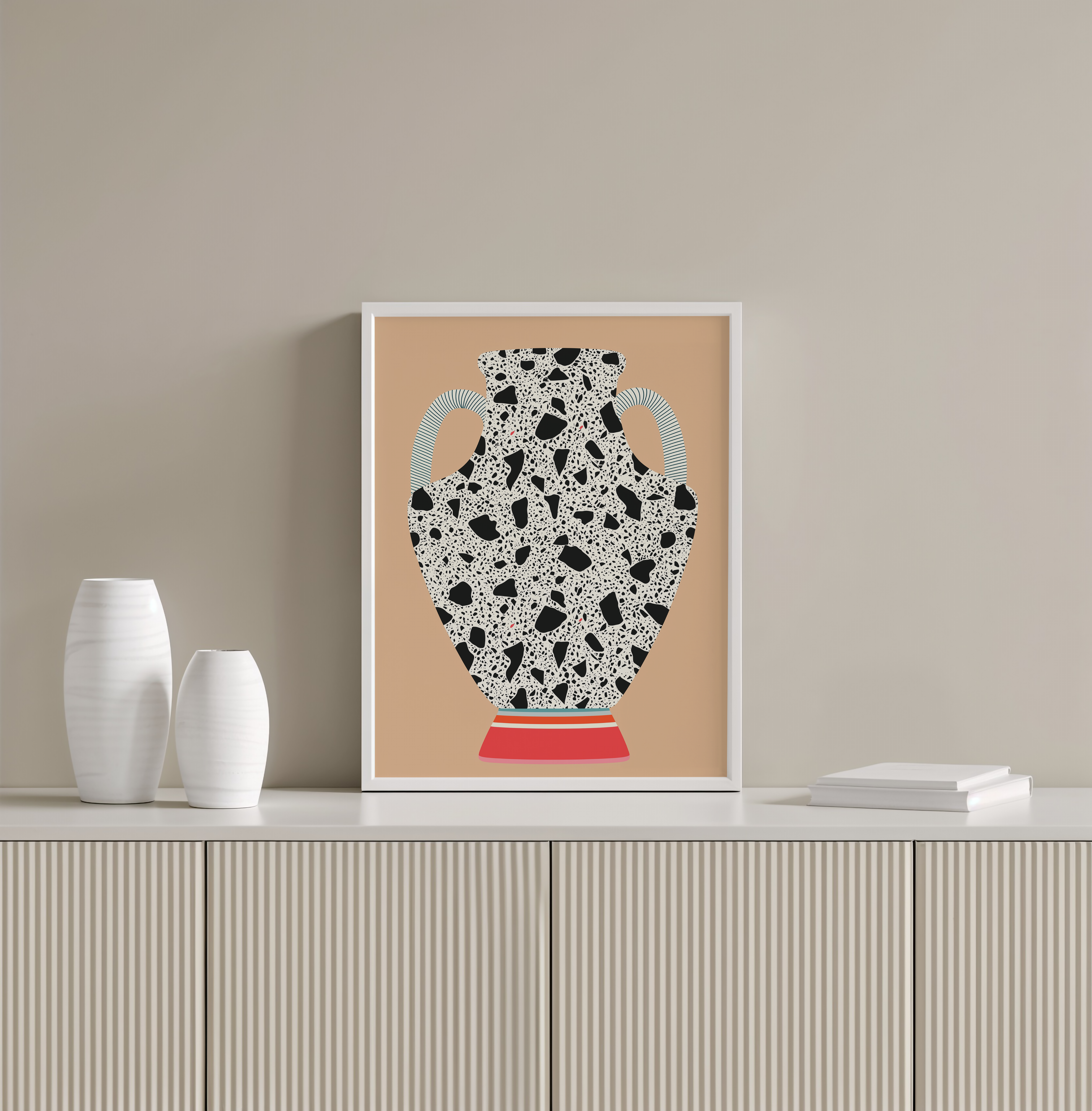 הדפס אמנותי מינימליסטי בהשראת כלי חרס עם דוגמת טרצו שחור על רקע חמים, יצירה בשם Nerova