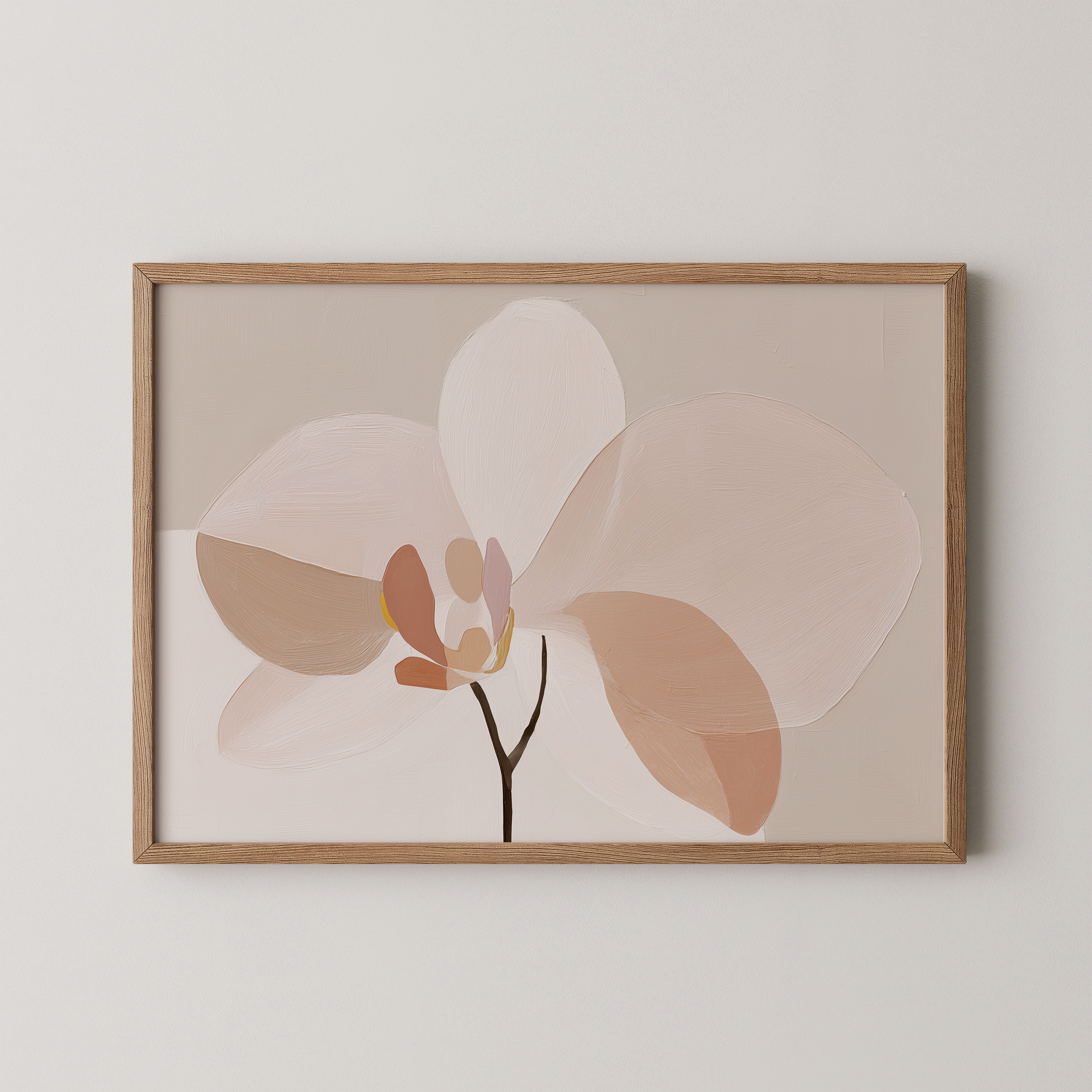יצירת אמנות מינימליסטית של פרח בגווני בז’ ושמנת במסגרת עץ