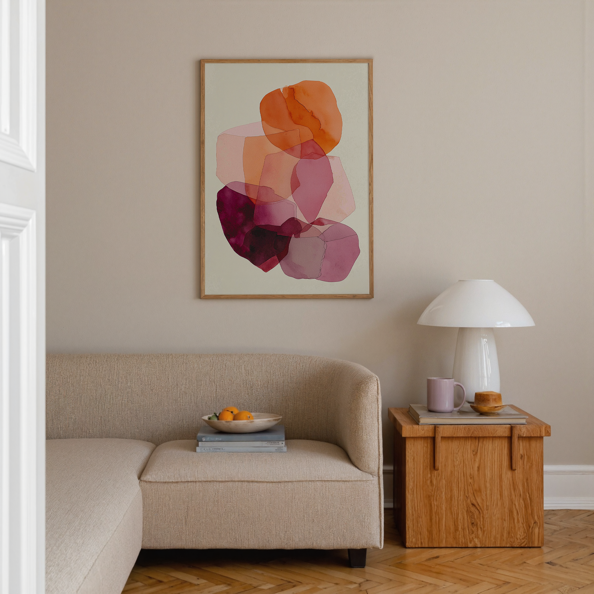 הדפס אמנותי מופשט בשם Solune עם שכבות צבע ורוד, בורדו וכתום על רקע בהיר, בעיצוב רך ומינימליסטי