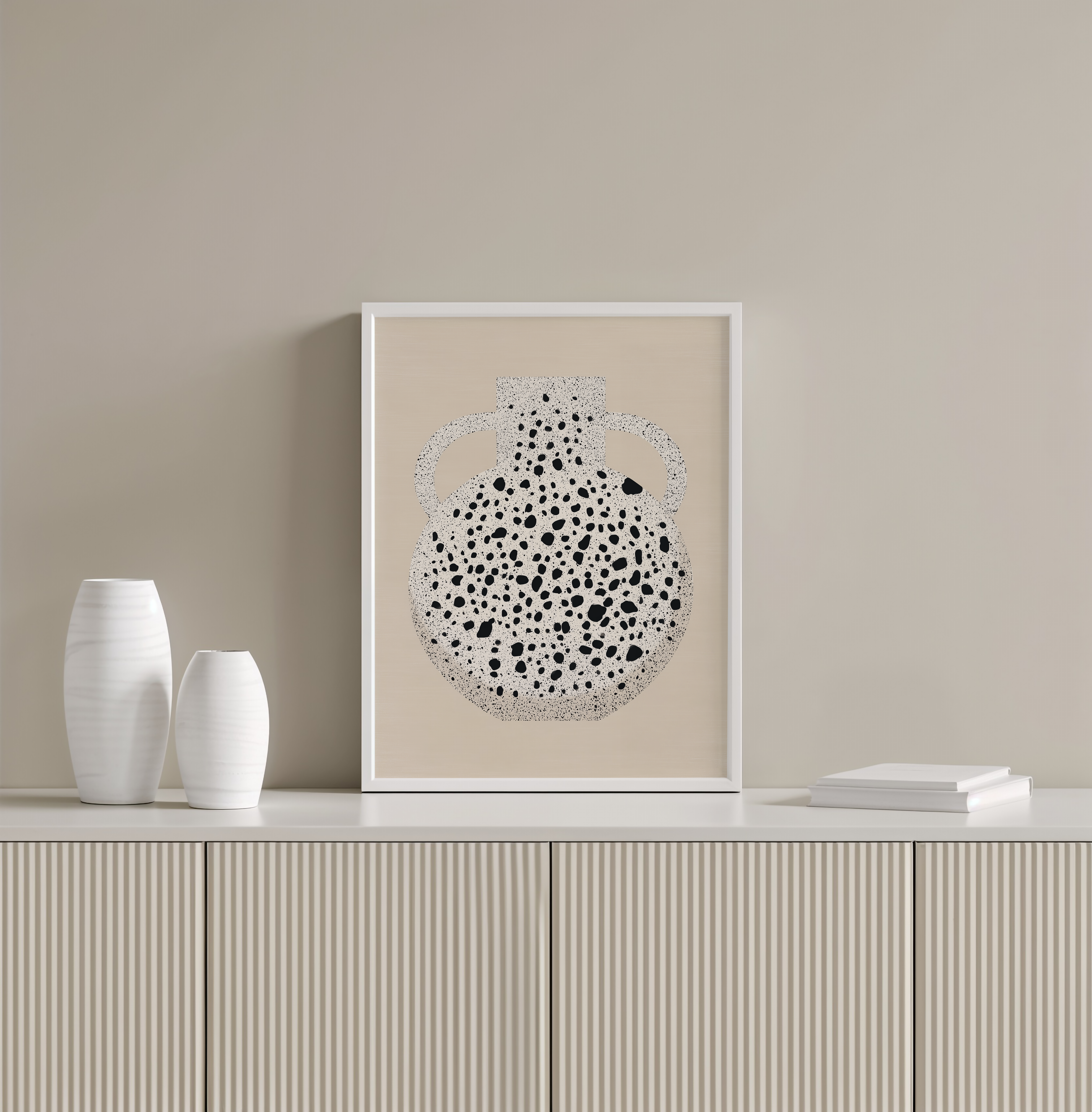 הדפס אמנותי מינימליסטי של כד בהיר עם טקסטורה מנוקדת, ממוסגר במסגרת עץ, בסגנון טבעי ומודרני