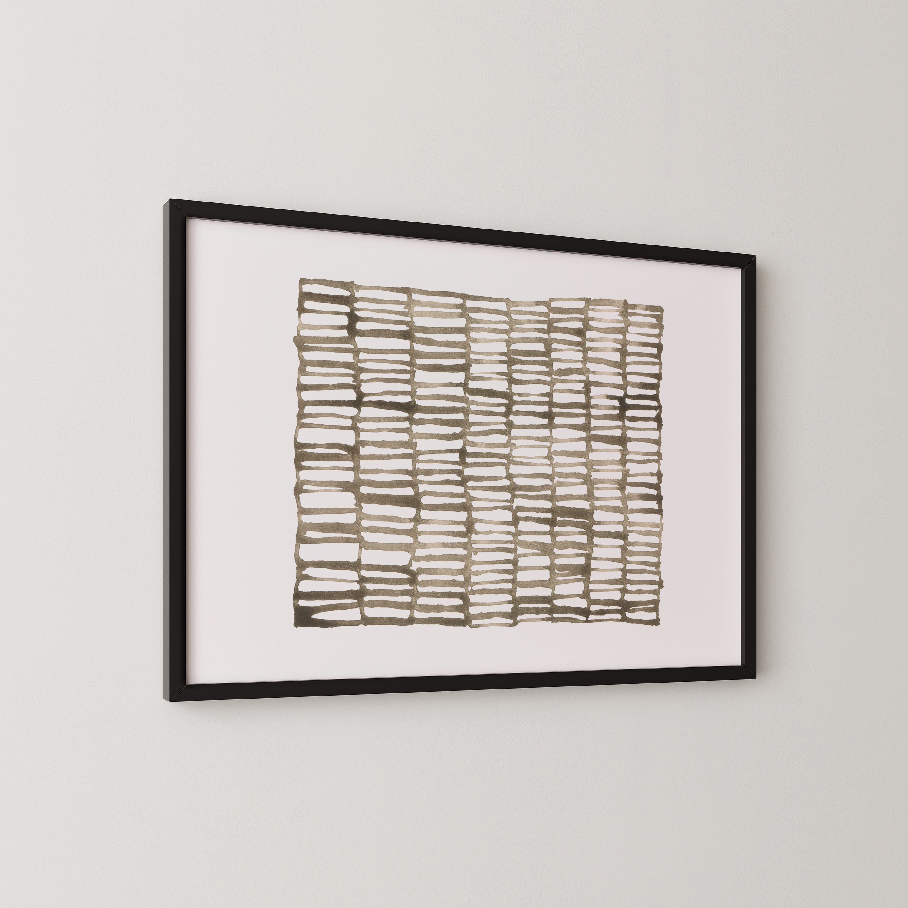 יצירת אמנות מינימליסטית אלטינס – דפוס גיאומטרי מופשט בגווני שחור וחום במסגרת עץ, תלוי על קיר בהיר.