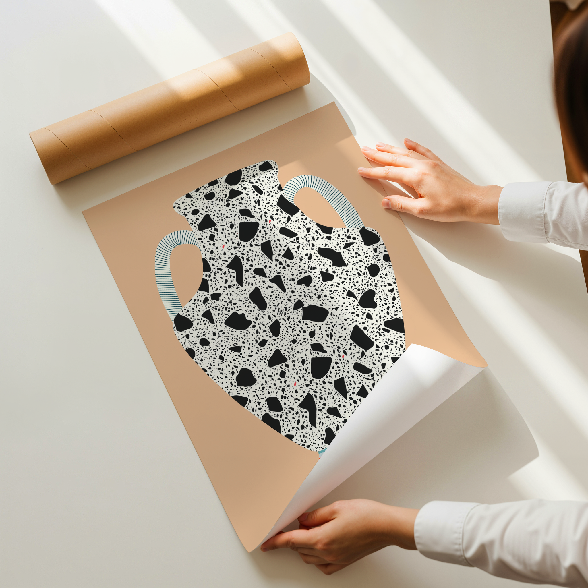 הדפס אמנותי של כלי מאויר בסגנון מודרני עם קומפוזיציה פיסולית וטקסטורות עמוקות