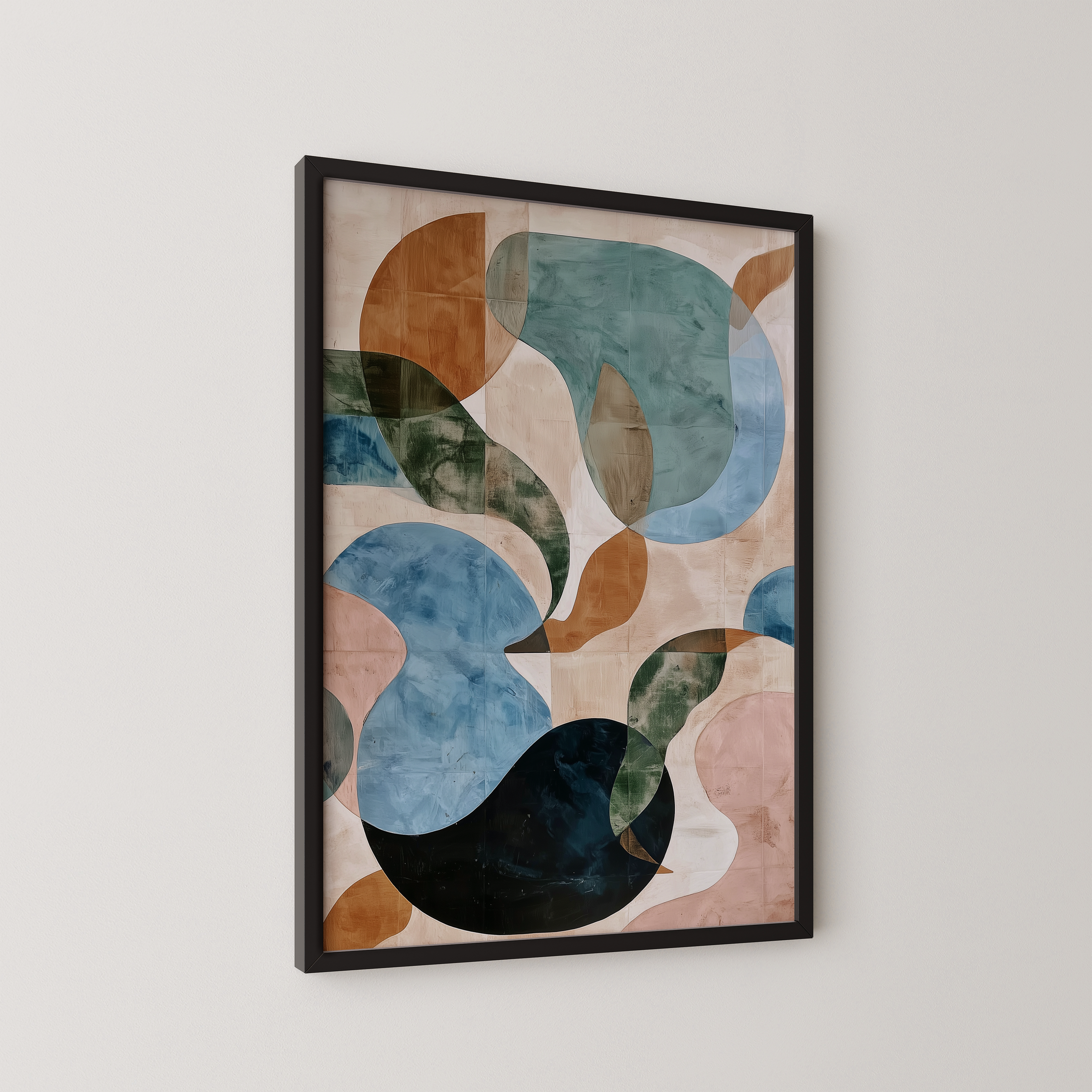 הדפס גיאומטרי־מופשט בצבעים טבעיים במסגרת עץ – יצירת אמנות בשם Miva מקולקציית טראוזי וטוש.