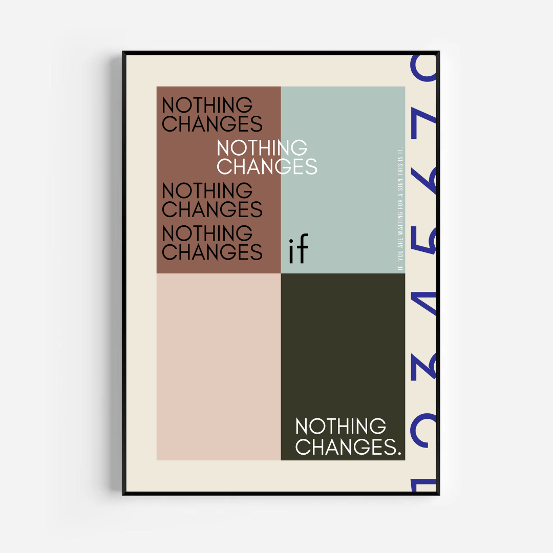 פוסטר טיפוגרפי מודרני עם הכיתוב "Nothing Changes If Nothing Changes" בגוונים רכים על רקע גרפי מינימליסטי, תלוי על קיר עץ.