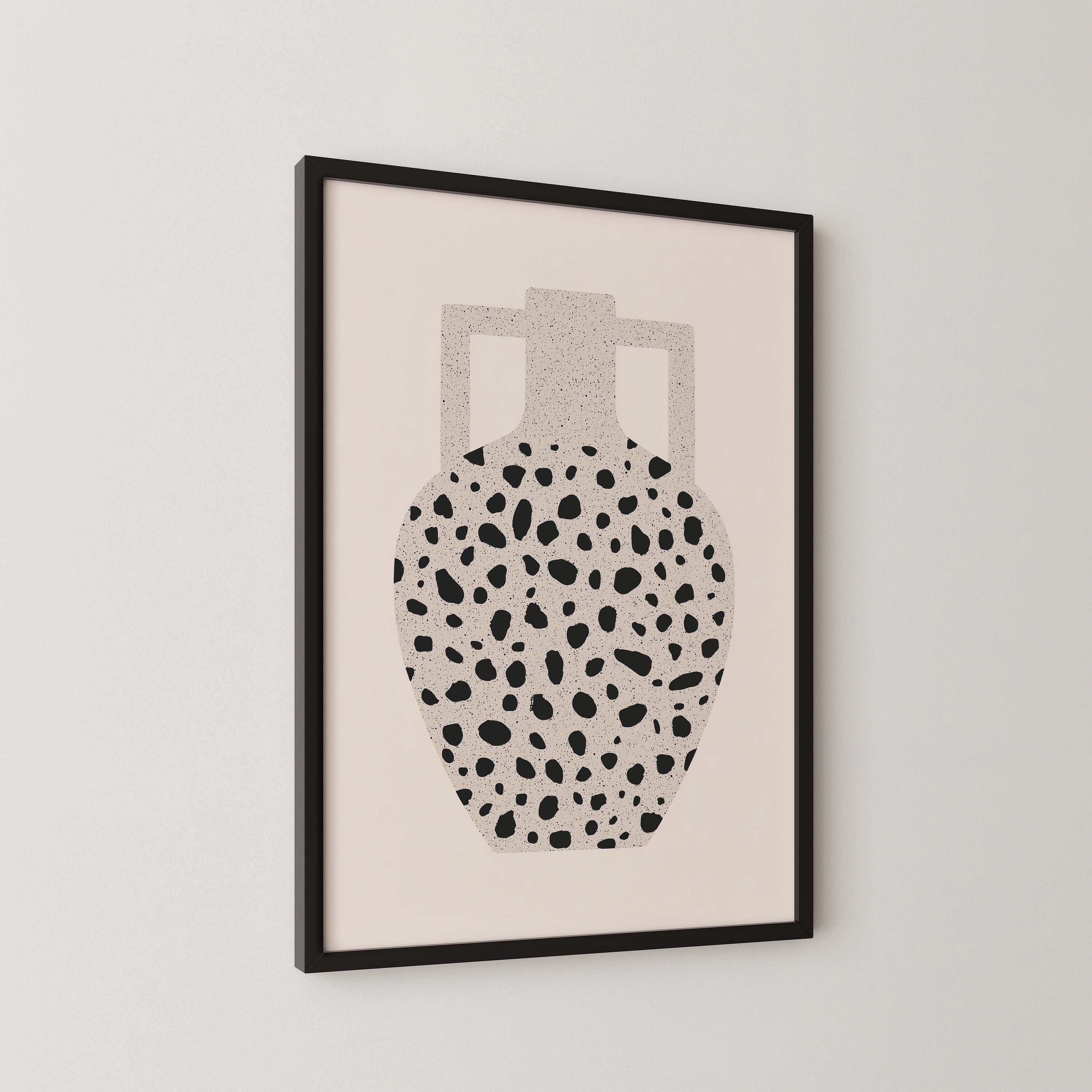 הדפס אמנותי מינימליסטי בהשראת כלי חרס, בעיצוב נקי וטקסטורה עדינה. יצירה שקטה ועל־זמנית לחללים מודרניים מבית Trausi+Tosh.
