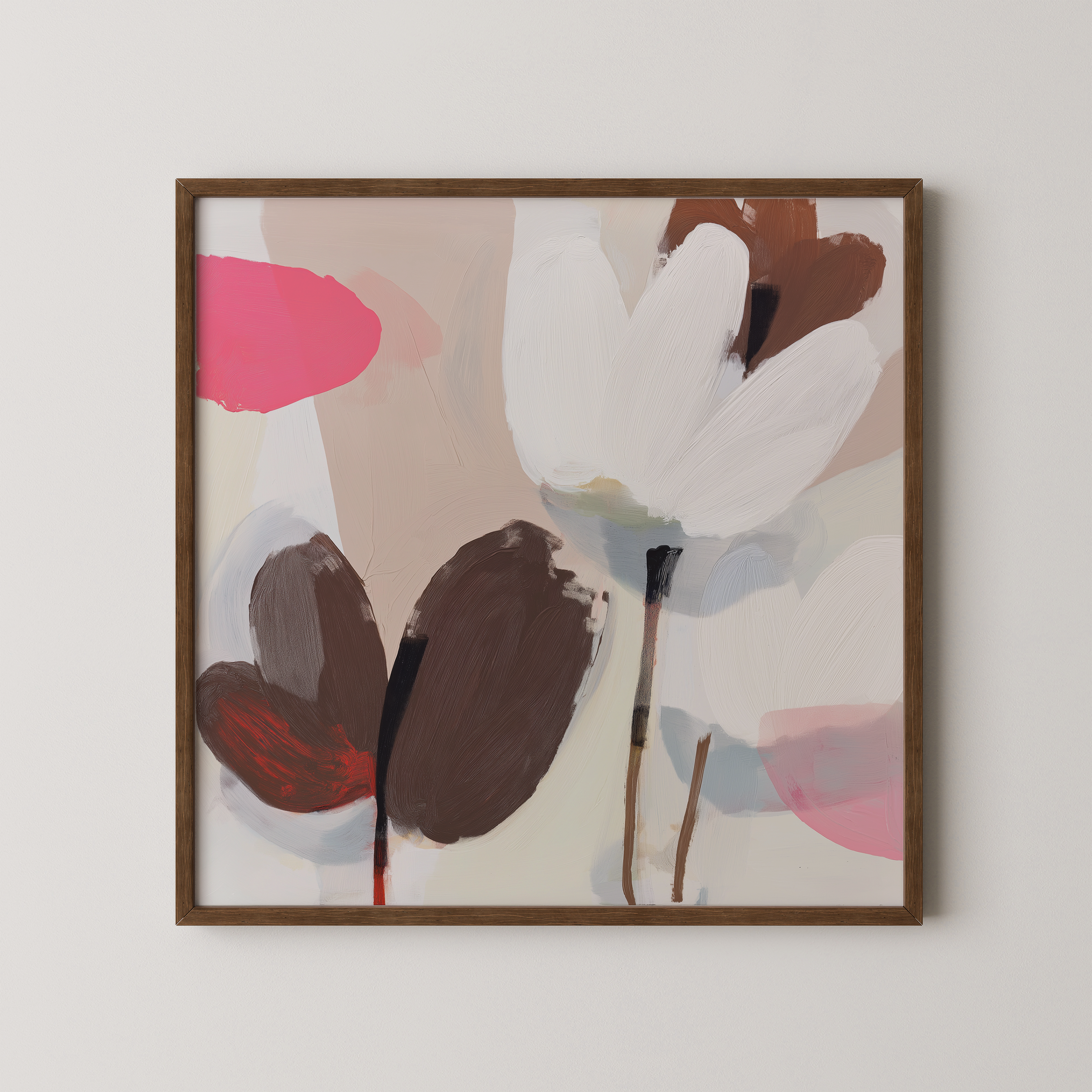 יצירה מינימליסטית פרחונית בגווני חום, לבן ורוד רך, תלויה מעל מיטה בחלל שקט ונורדי.