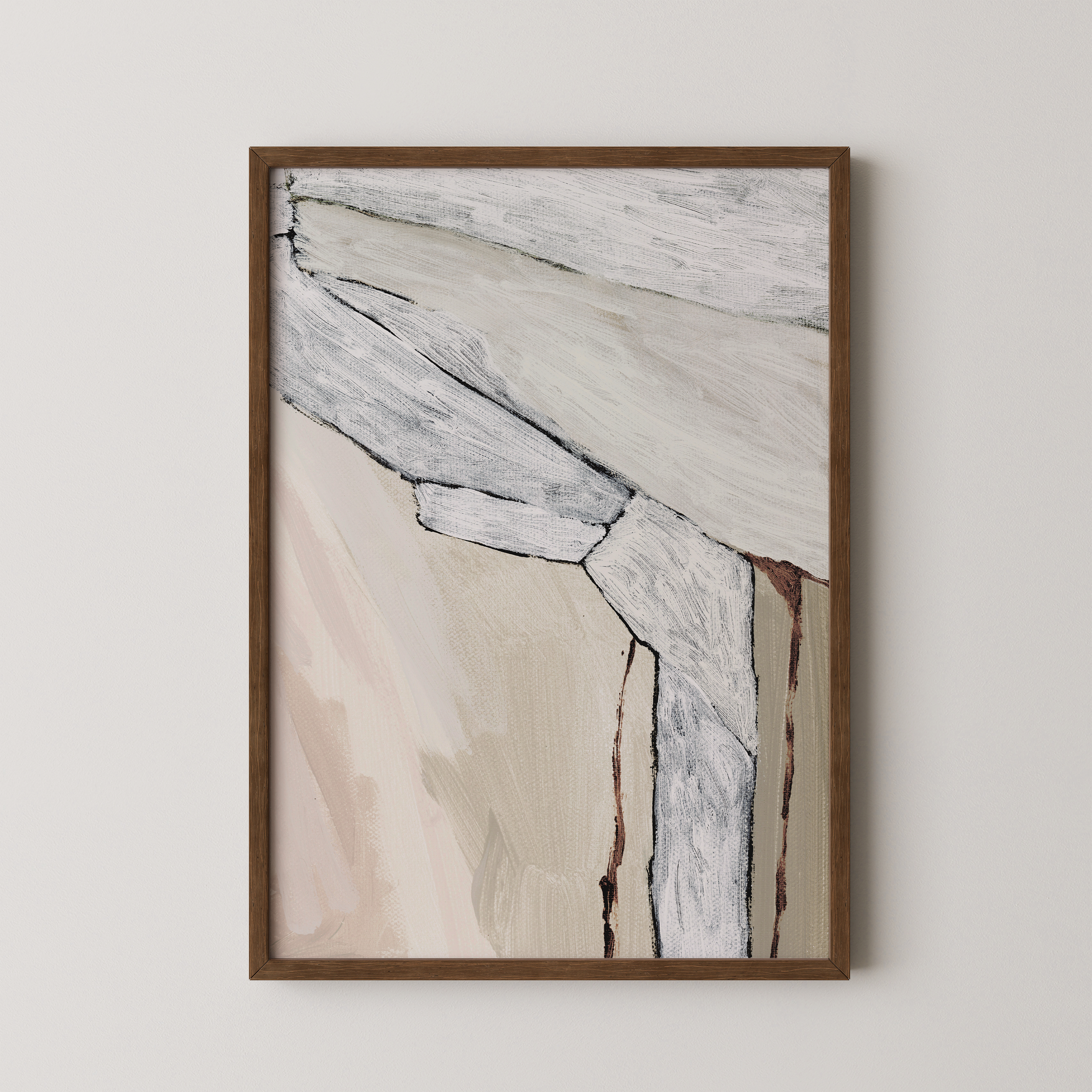 יצירה אבסטרקטית בגוונים טבעיים של חול, שמנת ואפור עם משיכות מכחול טקסטורליות במסגרת עץ.
