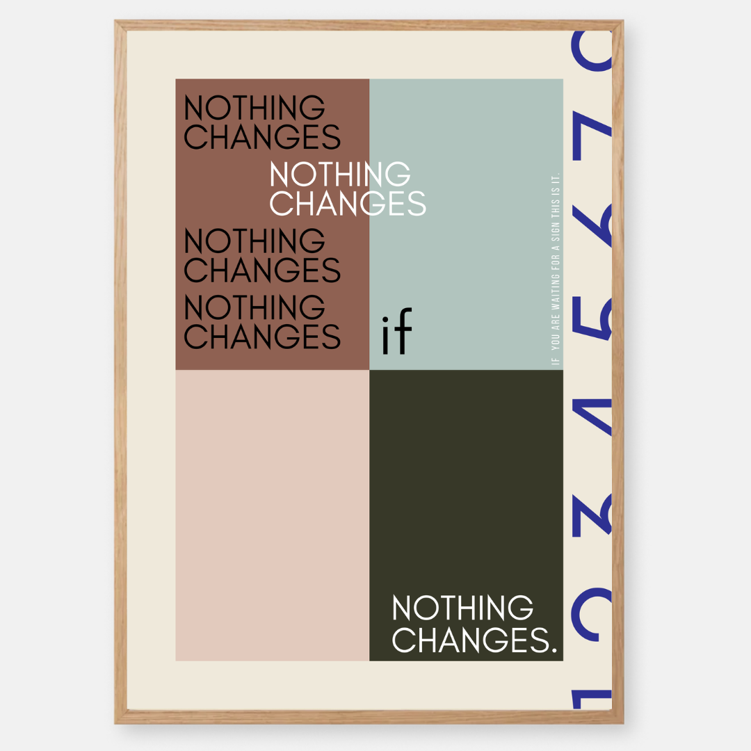 פוסטר טיפוגרפי מודרני עם הכיתוב "Nothing Changes If Nothing Changes" בגוונים רכים על רקע גרפי מינימליסטי, תלוי על קיר עץ.
