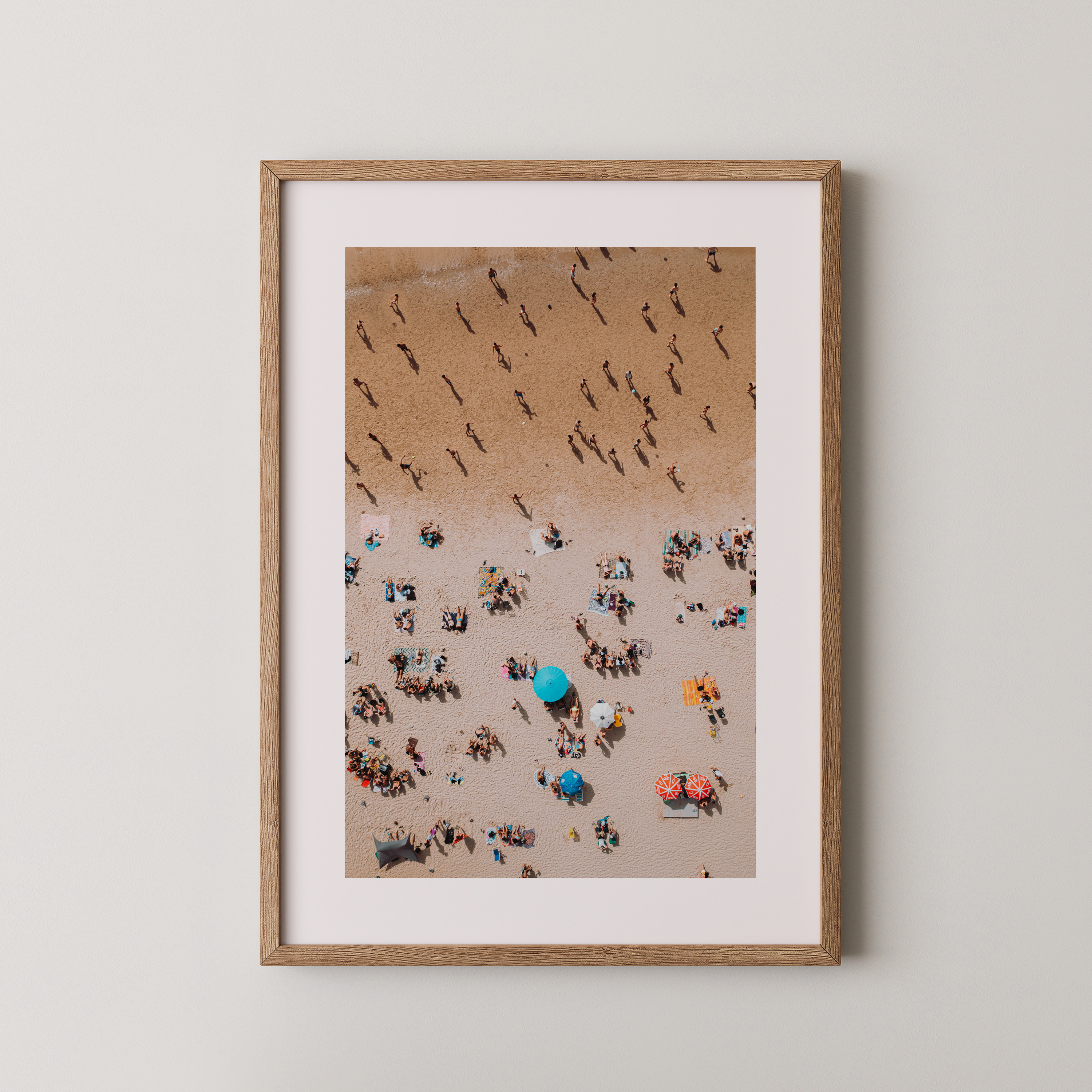 חוף בהרצליה — צילום אוויר מאת שי אשכנזי. אנשים וצללים על חוף הים, מבט רחפן אבסטרקטי.