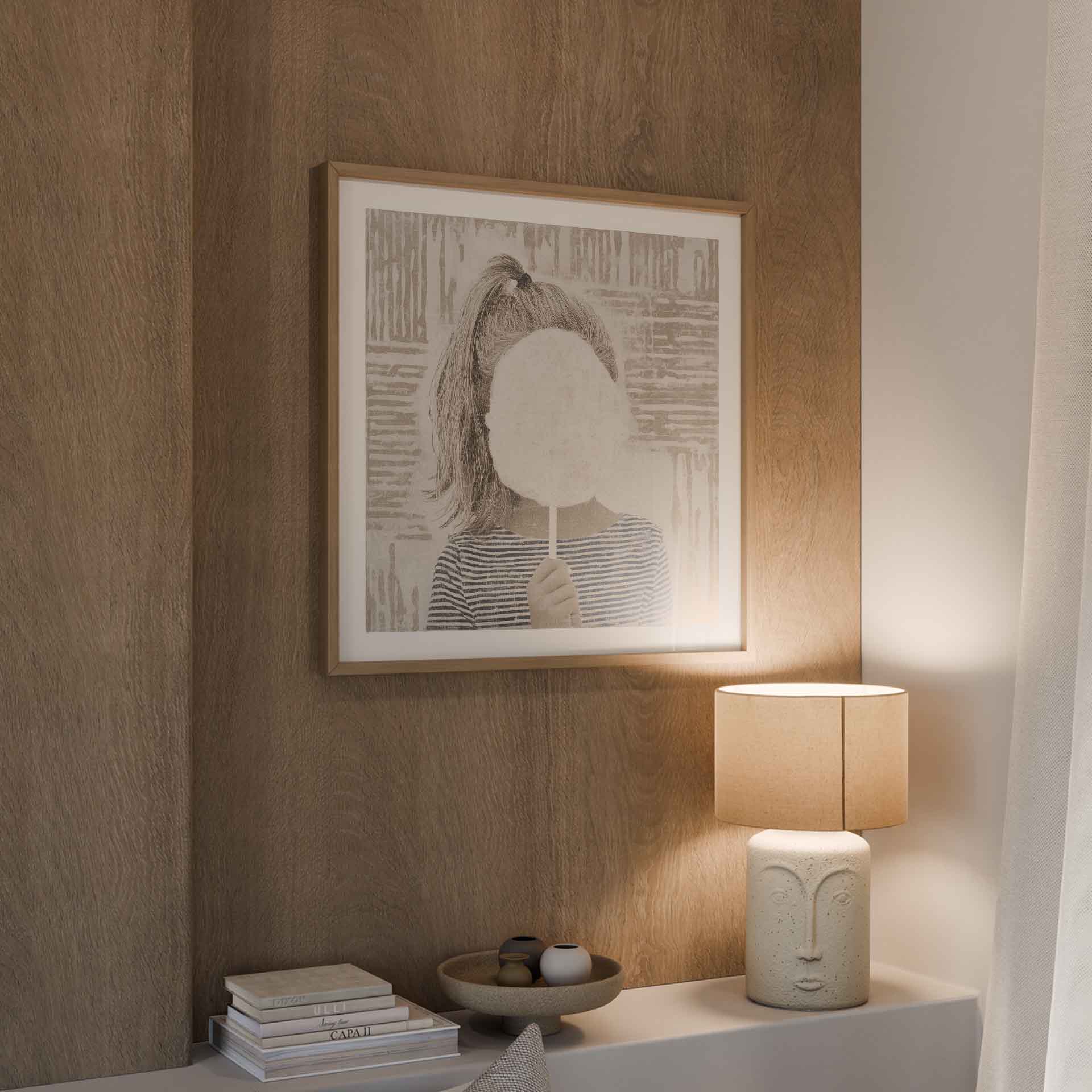 הדפס אמנותי בשם Nuvie – ילדה מחזיקה ענן סוכר המסתיר את פניה, בגווני בז’ עדינים במסגרת עץ טבעי.