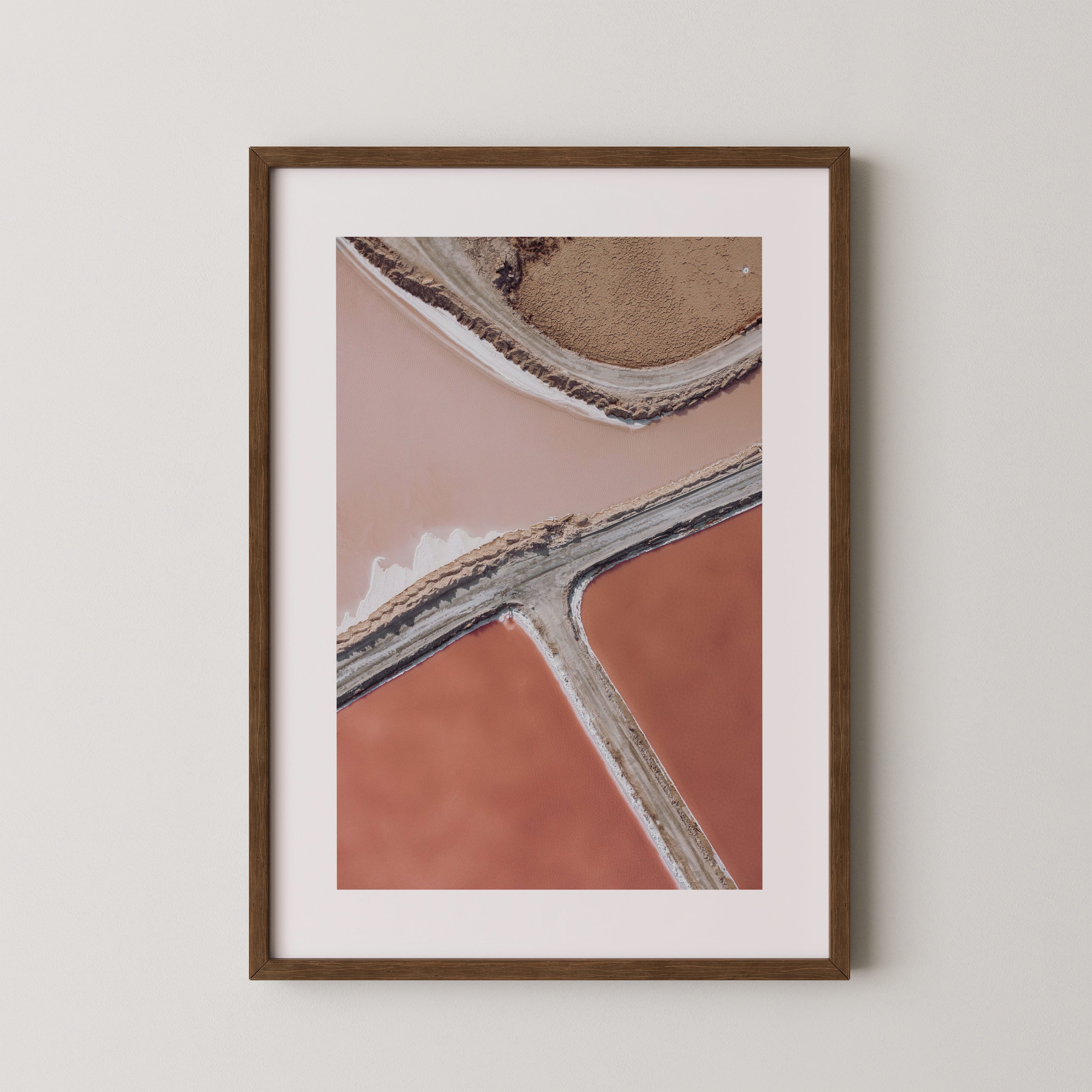 קו המלח — צילום אוויר מאת שי אשכנזי. מבט רחפן על בריכות המלח באילת, חלוקה גאומטרית בגווני ורוד, אדום וחום.