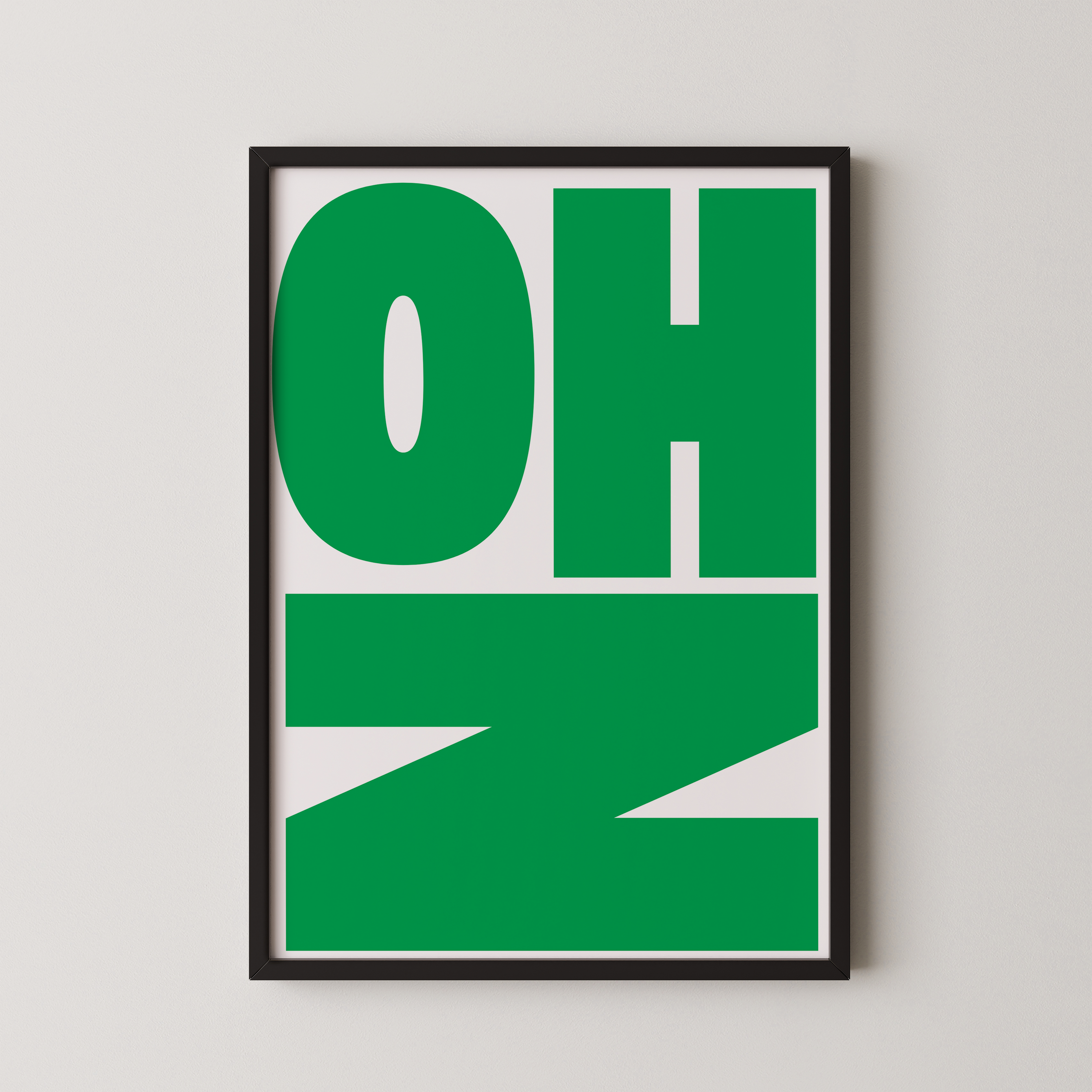 פוסטר טיפוגרפי מודרני עם הכיתוב "OH NO" בצבע ירוק ולבן, ממוסגר ומוצג על קיר בחדר שינה מעוצב.