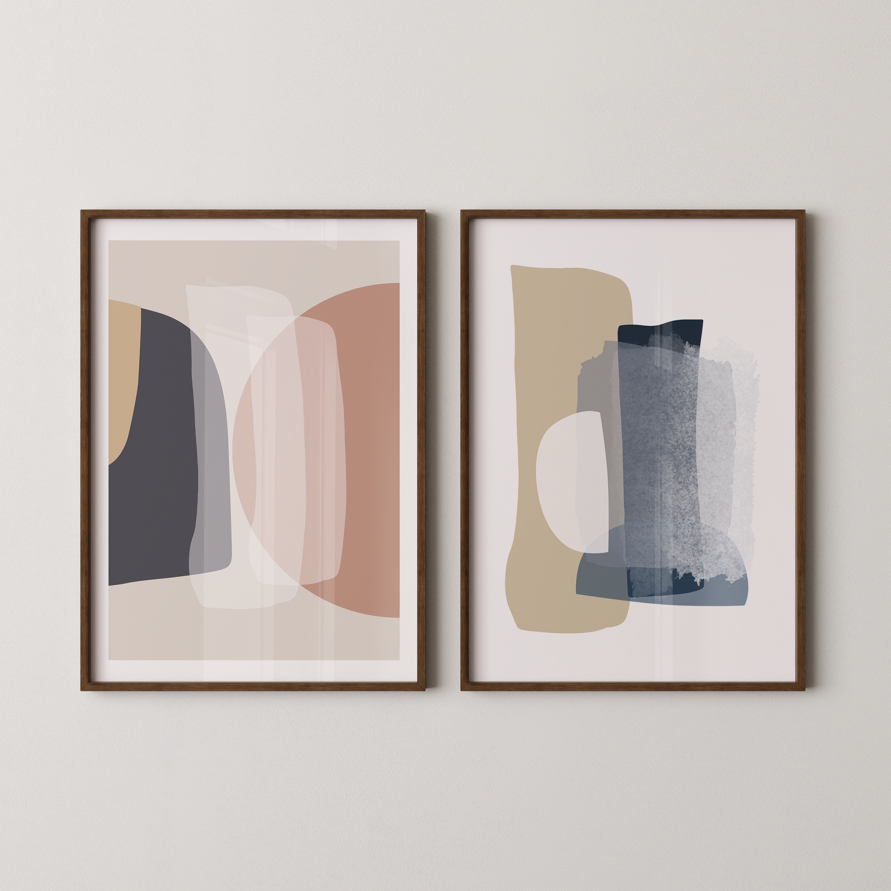 סט של שני פוסטרים ממוסגרים בסגנון אבסטרקטי, עם צורות אורגניות בגווני בז', כחול עמוק ואפרסק, המשדרים הרמוניה ורוגע.