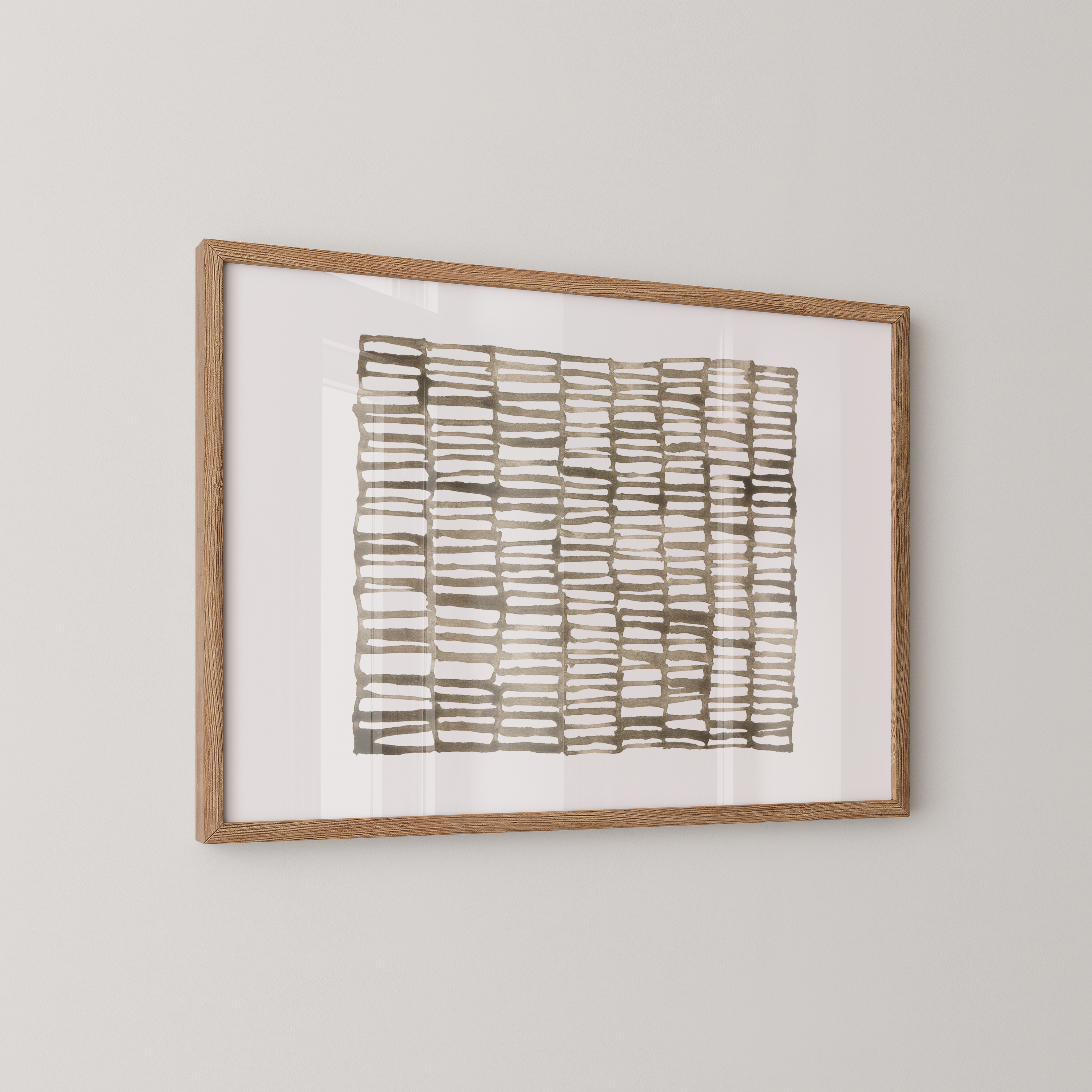 יצירת אמנות מינימליסטית אלטינס – דפוס גיאומטרי מופשט בגווני שחור וחום במסגרת עץ, תלוי על קיר בהיר.