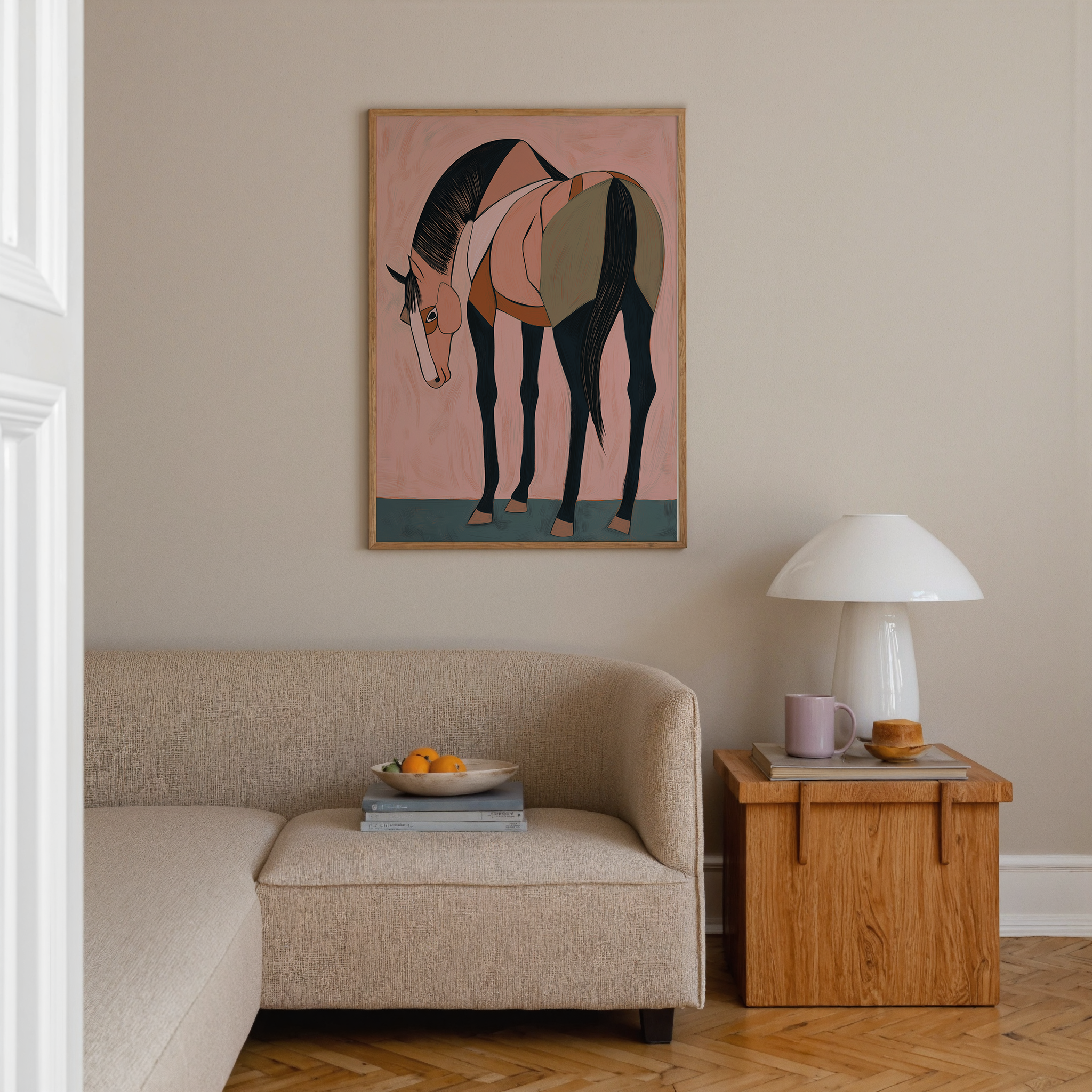 הדפס אמנותי ממוסגר בסגנון מינימליסטי של דמות סוס בקווים רכים ובגווני חום, ורוד ושחור, תלוי על קיר בהיר