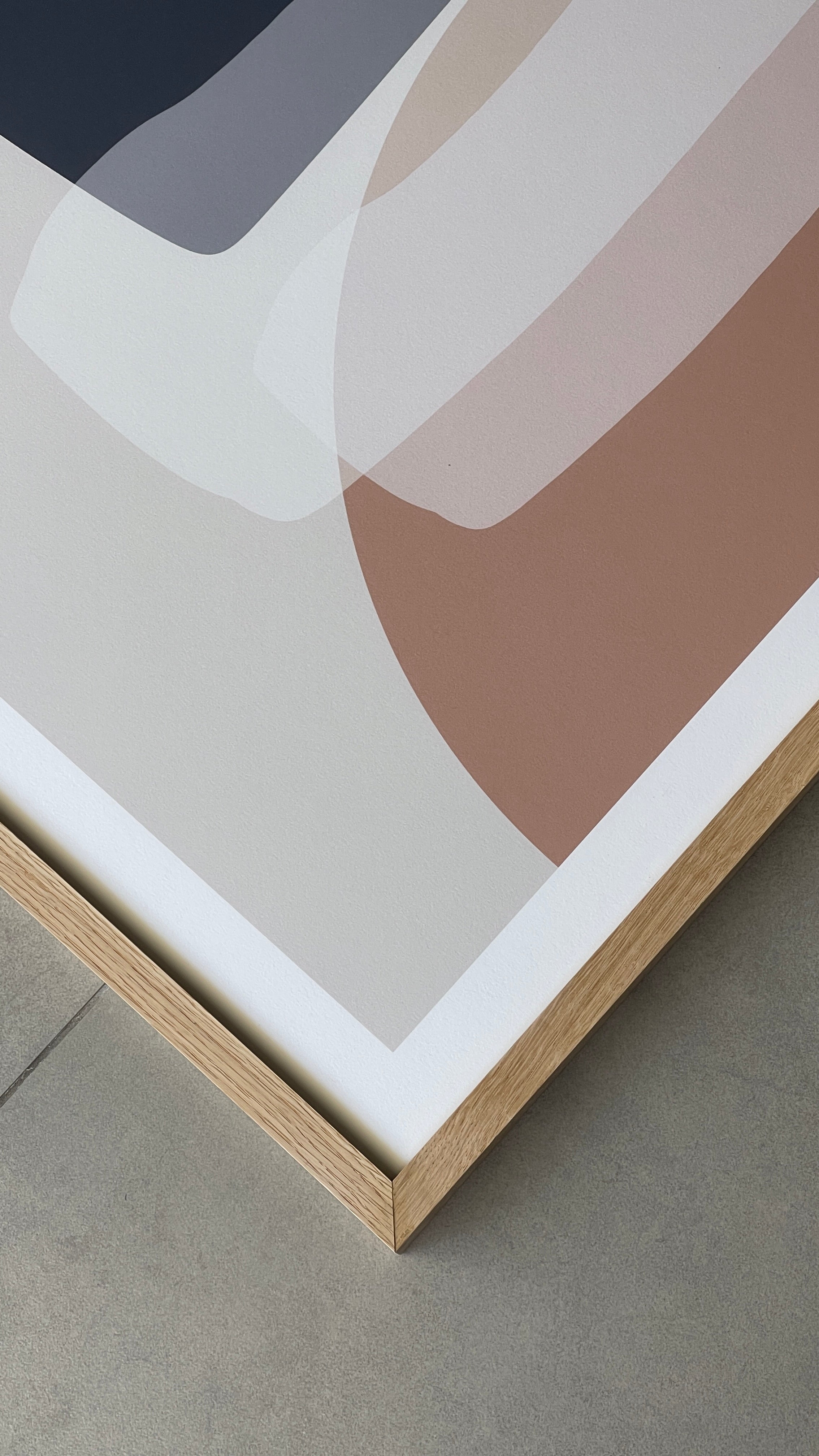 סט של שני פוסטרים ממוסגרים בסגנון אבסטרקטי, עם צורות אורגניות בגווני בז', כחול עמוק ואפרסק, המשדרים הרמוניה ורוגע.