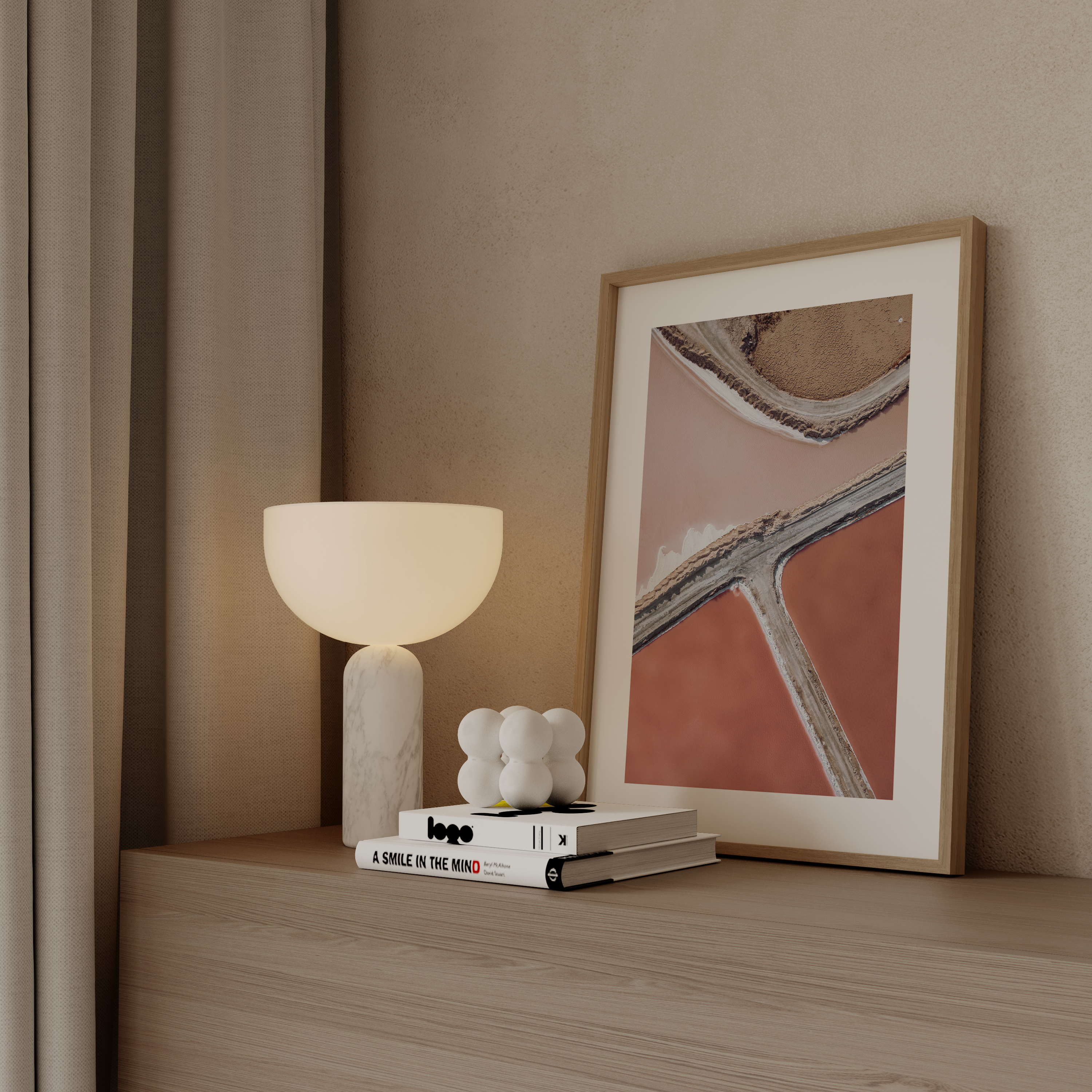 קו המלח — צילום אוויר מאת שי אשכנזי. מבט רחפן על בריכות המלח באילת, חלוקה גאומטרית בגווני ורוד, אדום וחום.