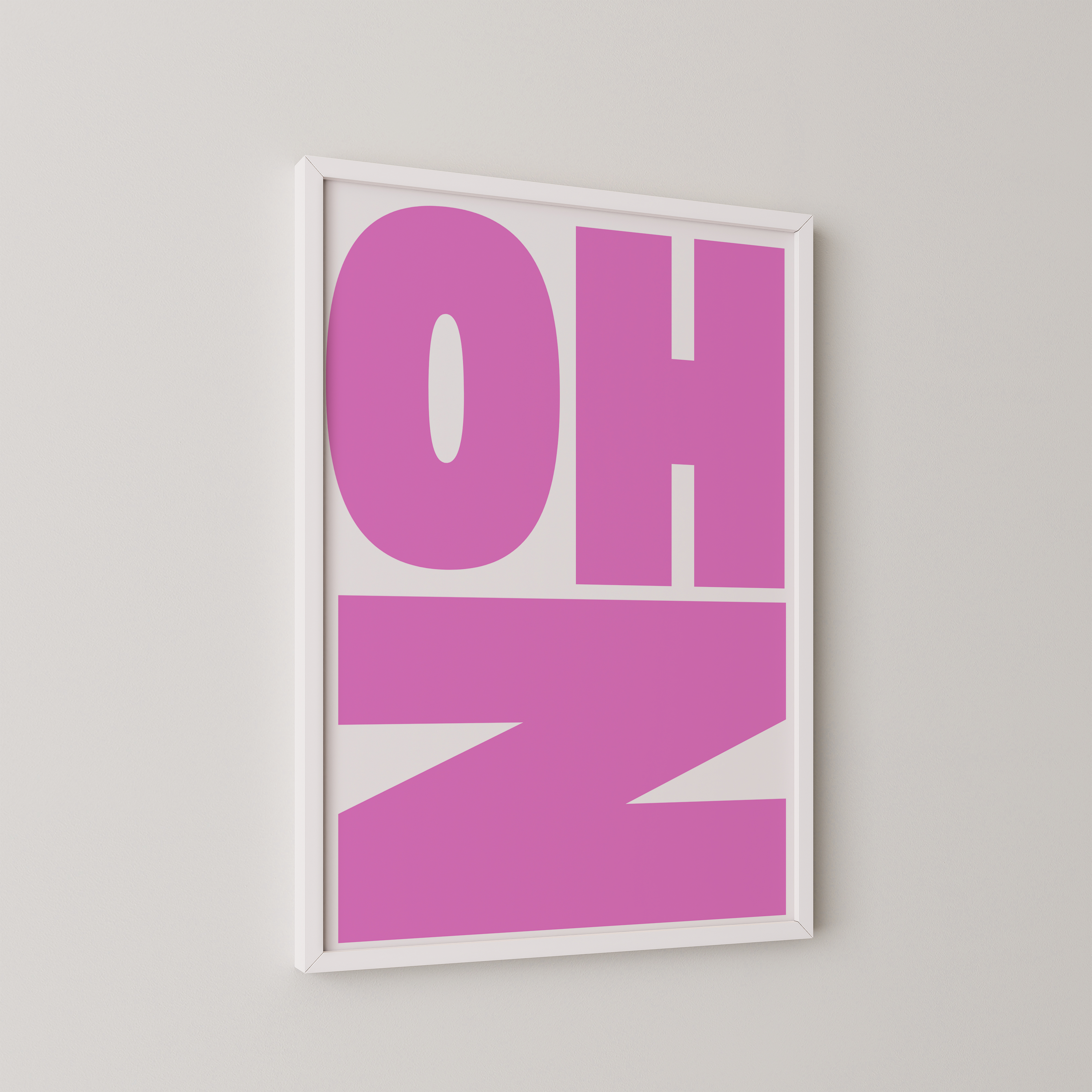 פוסטר טיפוגרפי מודרני עם הכיתוב "OH NO" בצבע ורוד ולבן, ממוסגר ומוצג על קיר בחדר שינה מעוצב.
