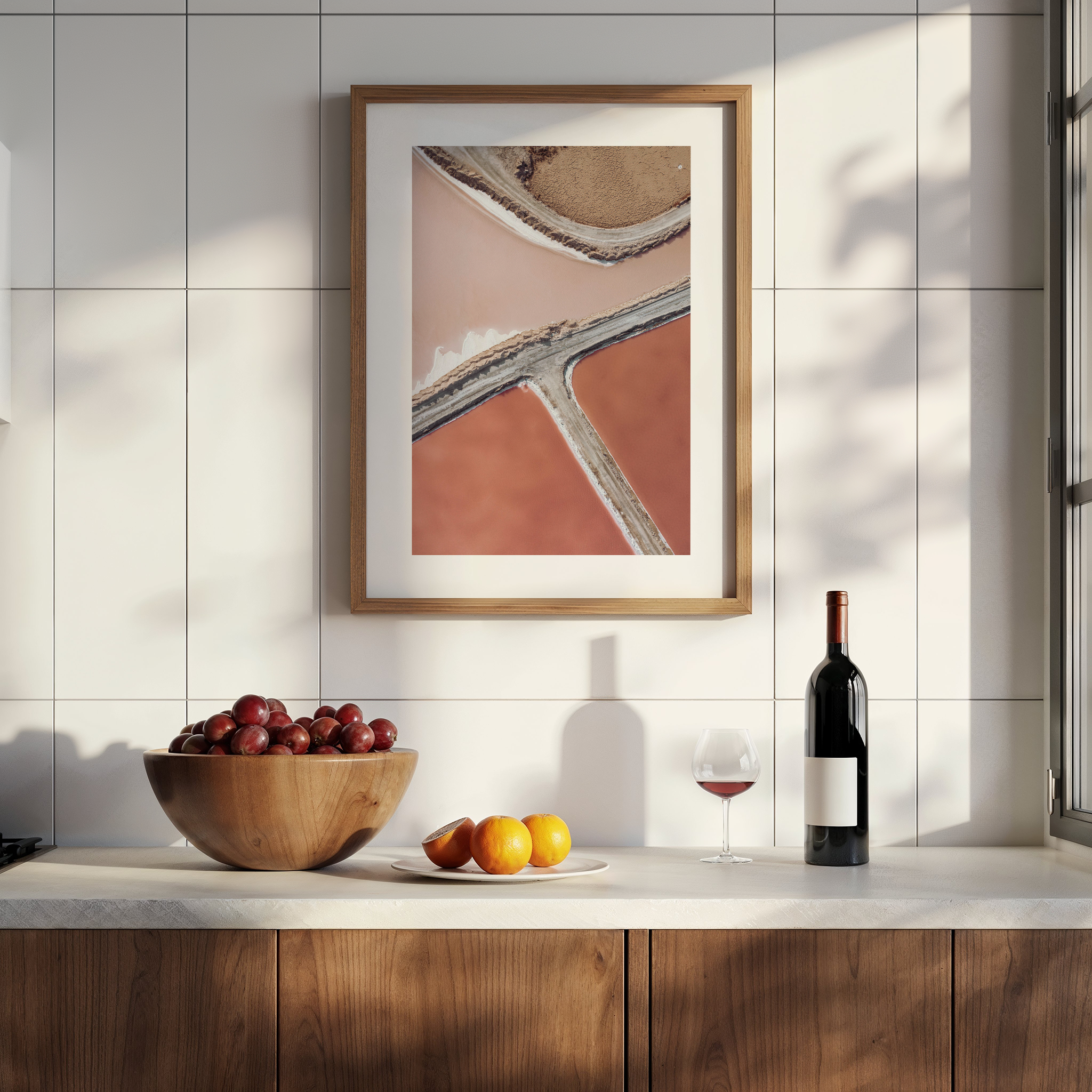 קו המלח — צילום אוויר מאת שי אשכנזי. מבט רחפן על בריכות המלח באילת, חלוקה גאומטרית בגווני ורוד, אדום וחום.