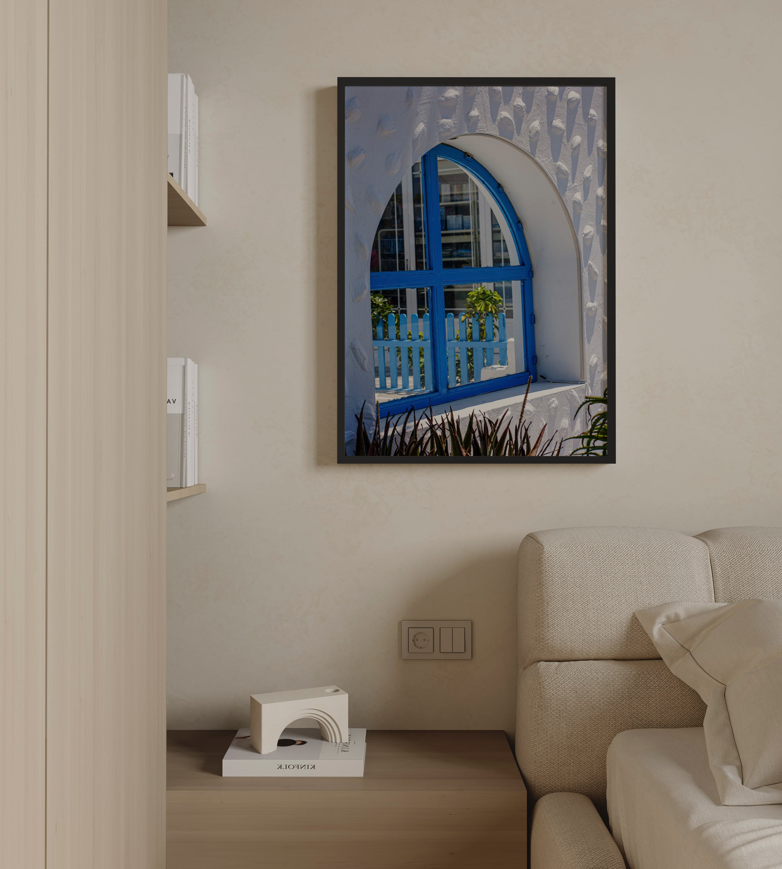Blue Arch – צילום Fine Art של חלון כחול וקשת לבנה באדריכלות ים־תיכונית ברודוס, יוון, מאת Danielle Barlot.