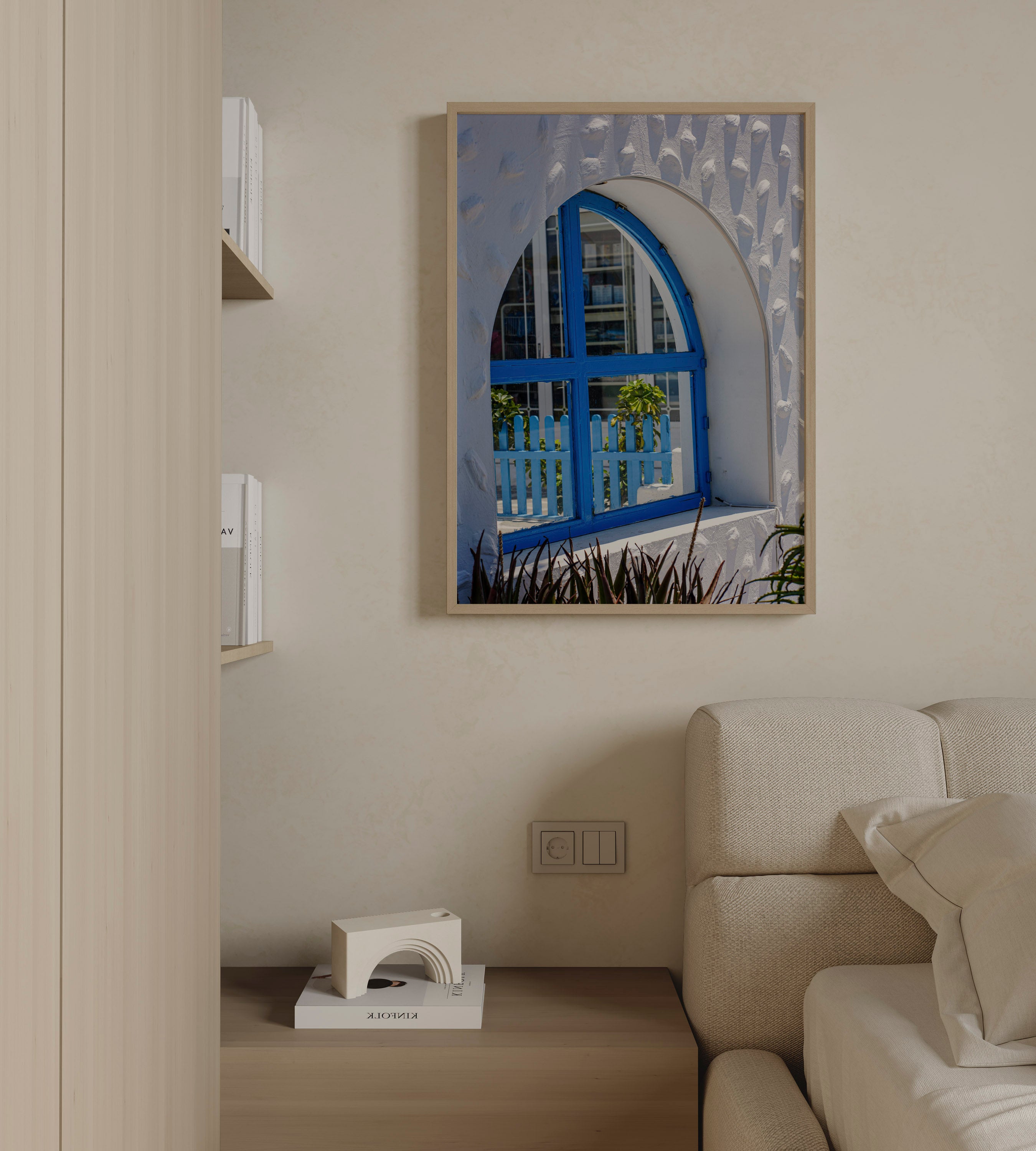 Blue Arch – צילום Fine Art של חלון כחול וקשת לבנה באדריכלות ים־תיכונית ברודוס, יוון, מאת Danielle Barlot.