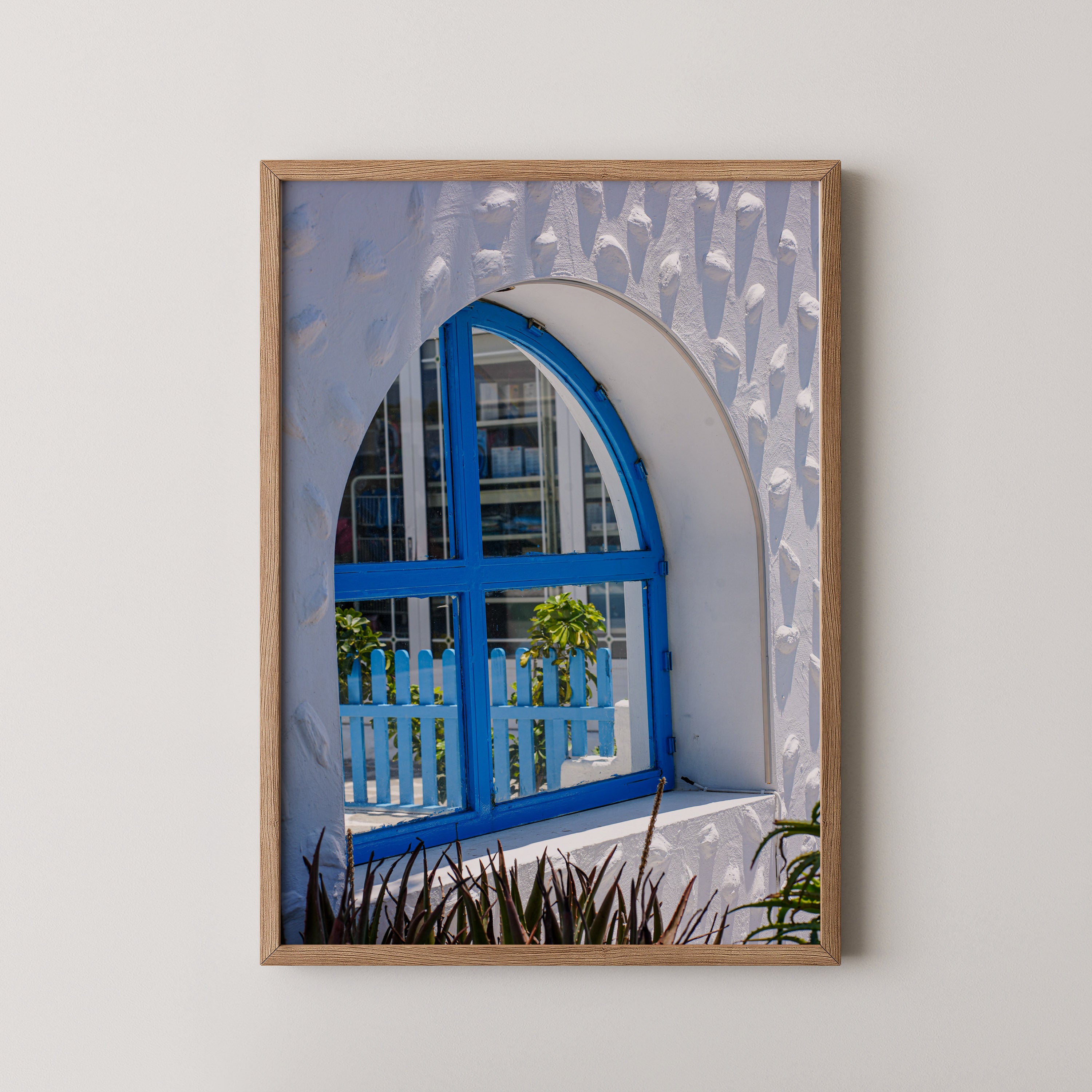 Blue Arch – צילום Fine Art של חלון כחול וקשת לבנה באדריכלות ים־תיכונית ברודוס, יוון, מאת Danielle Barlot.