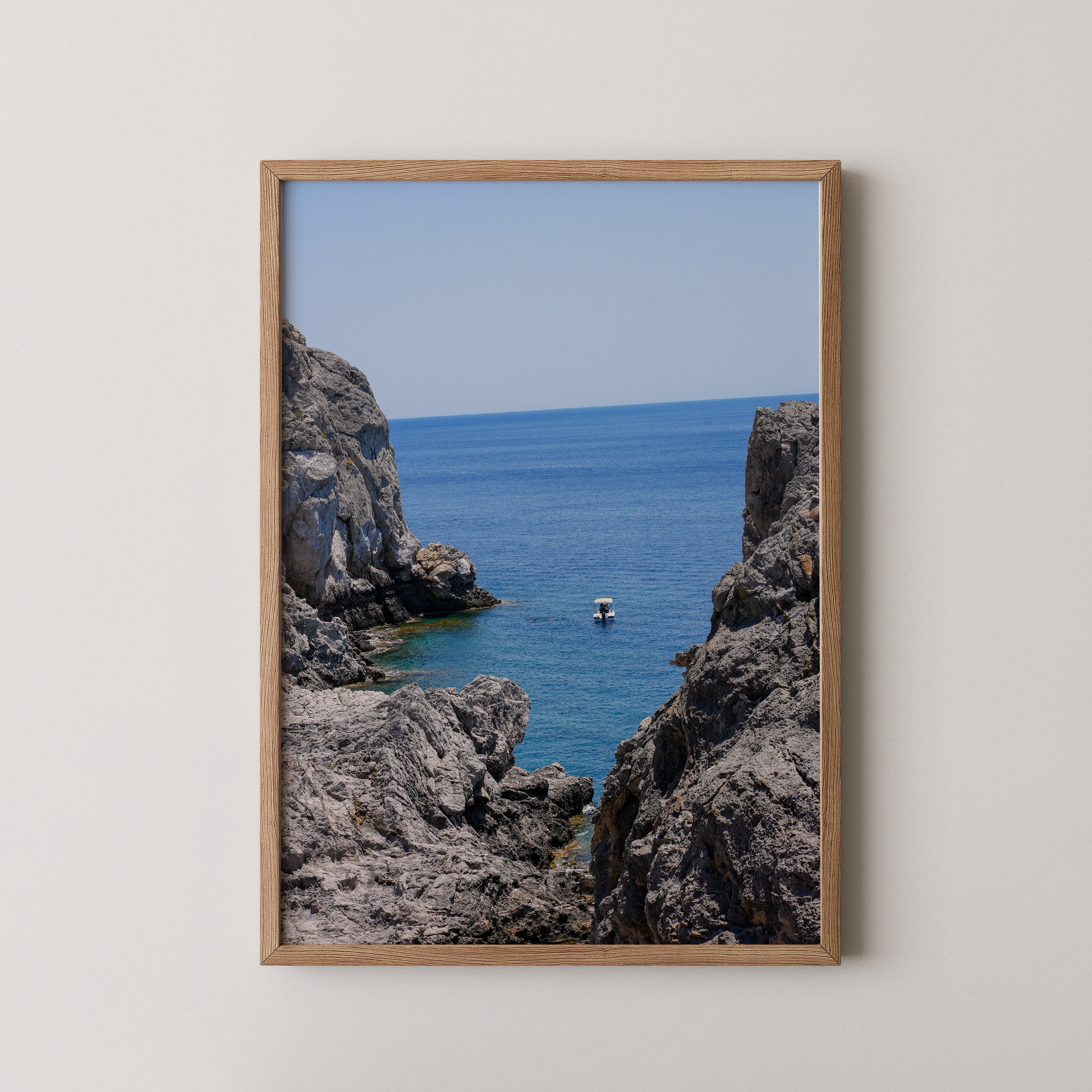 Stone & Sea – צילום Fine Art של מצוקי אבן וים כחול ברודוס, יוון, מאת Danielle Barlot.