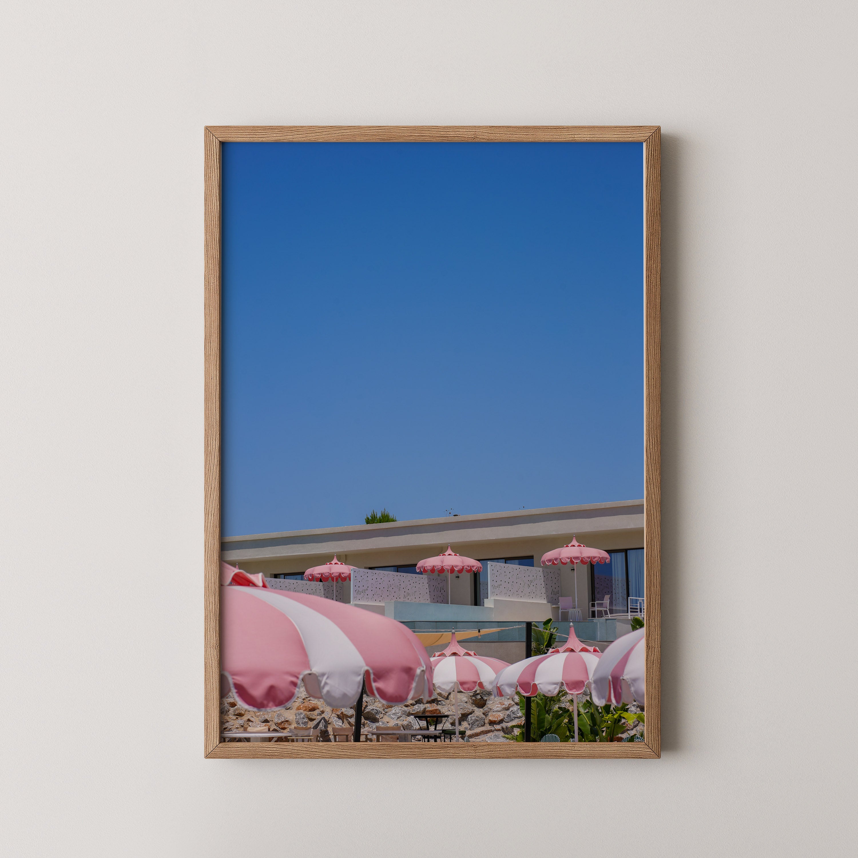 Pink Parasols – צילום אמנותי של שמשיות ורודות בחופי רודוס מאת דניאל ברלוט