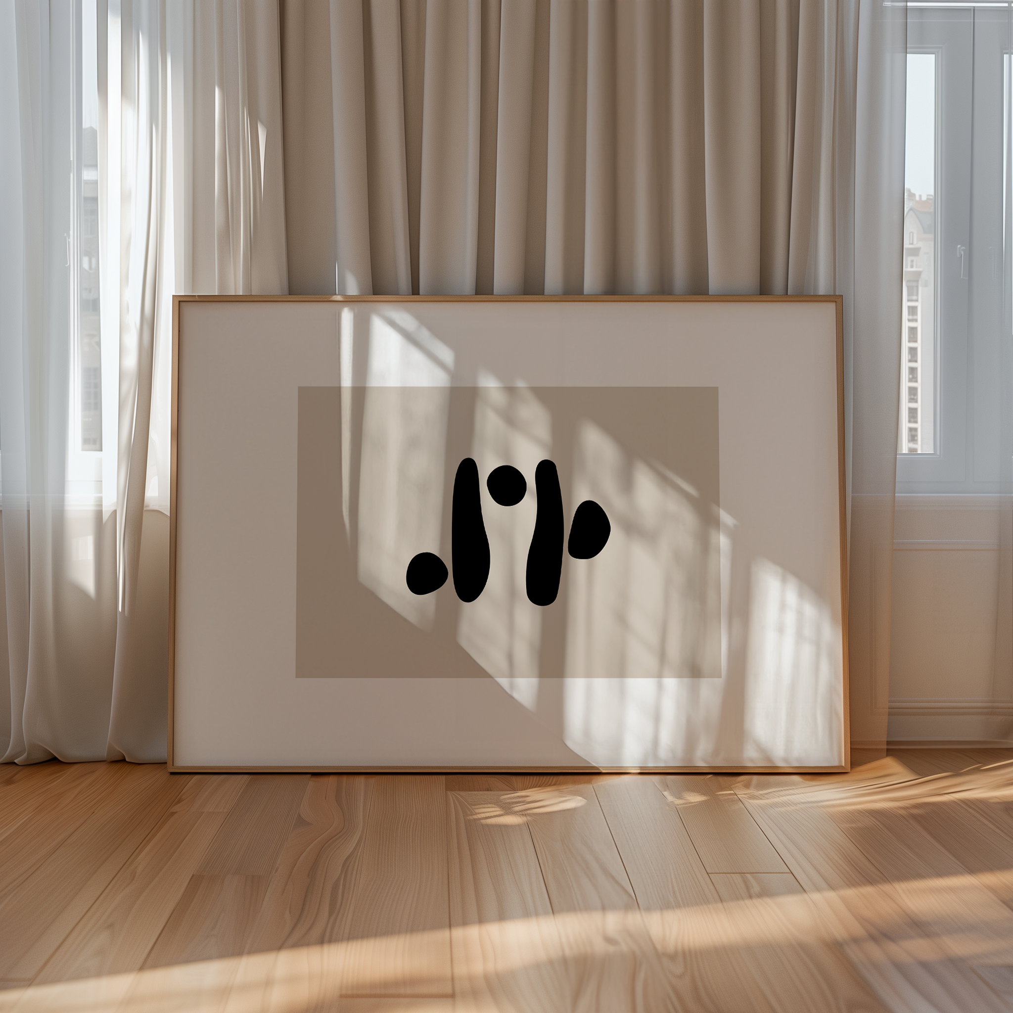 יצירת אמנות סינתיה – קומפוזיציה מופשטת של צורות שחורות על רקע טבעי, תלויה מעל ספה בסלון מודרני בגוונים בהירים.