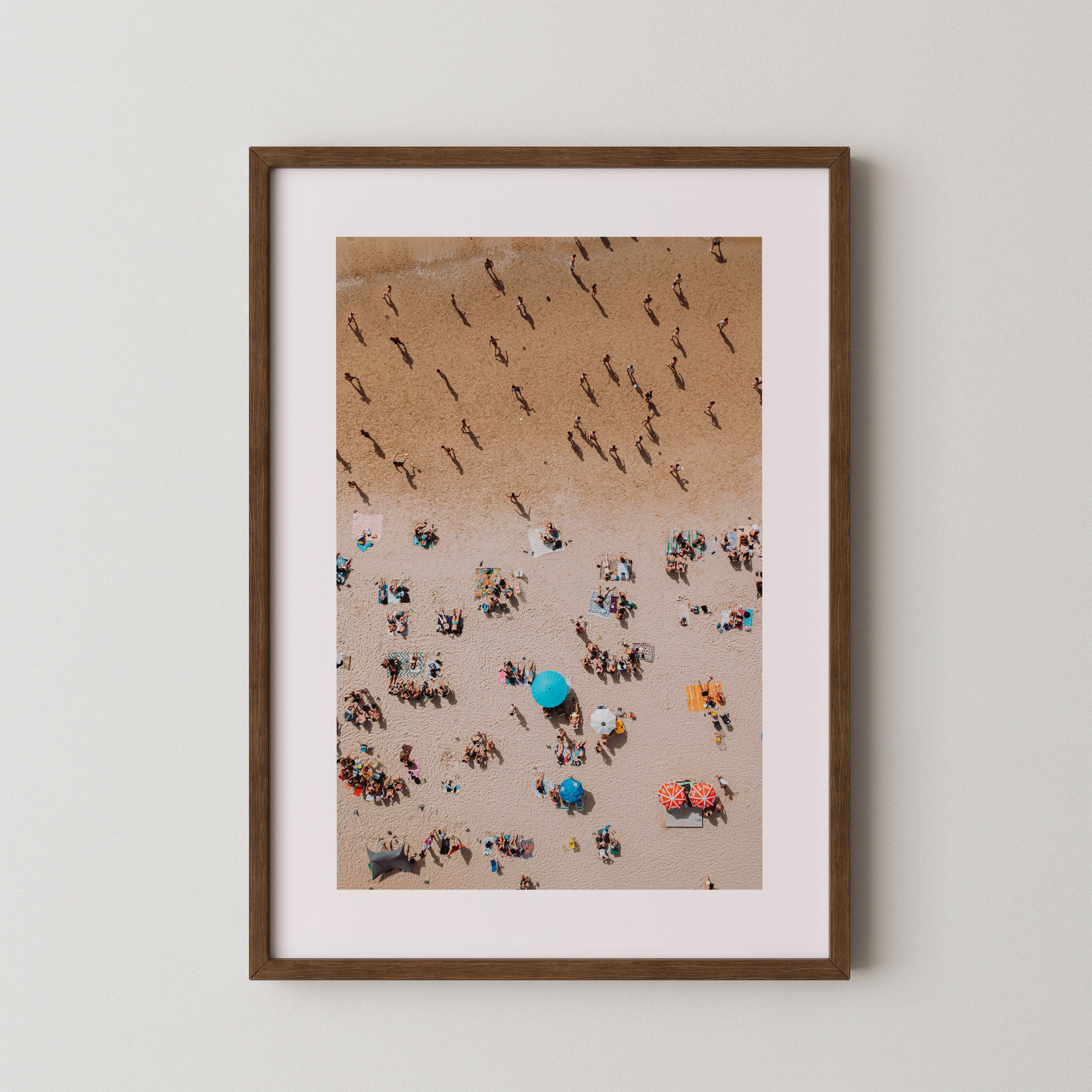 חוף בהרצליה — צילום אוויר מאת שי אשכנזי. אנשים וצללים על חוף הים, מבט רחפן אבסטרקטי.