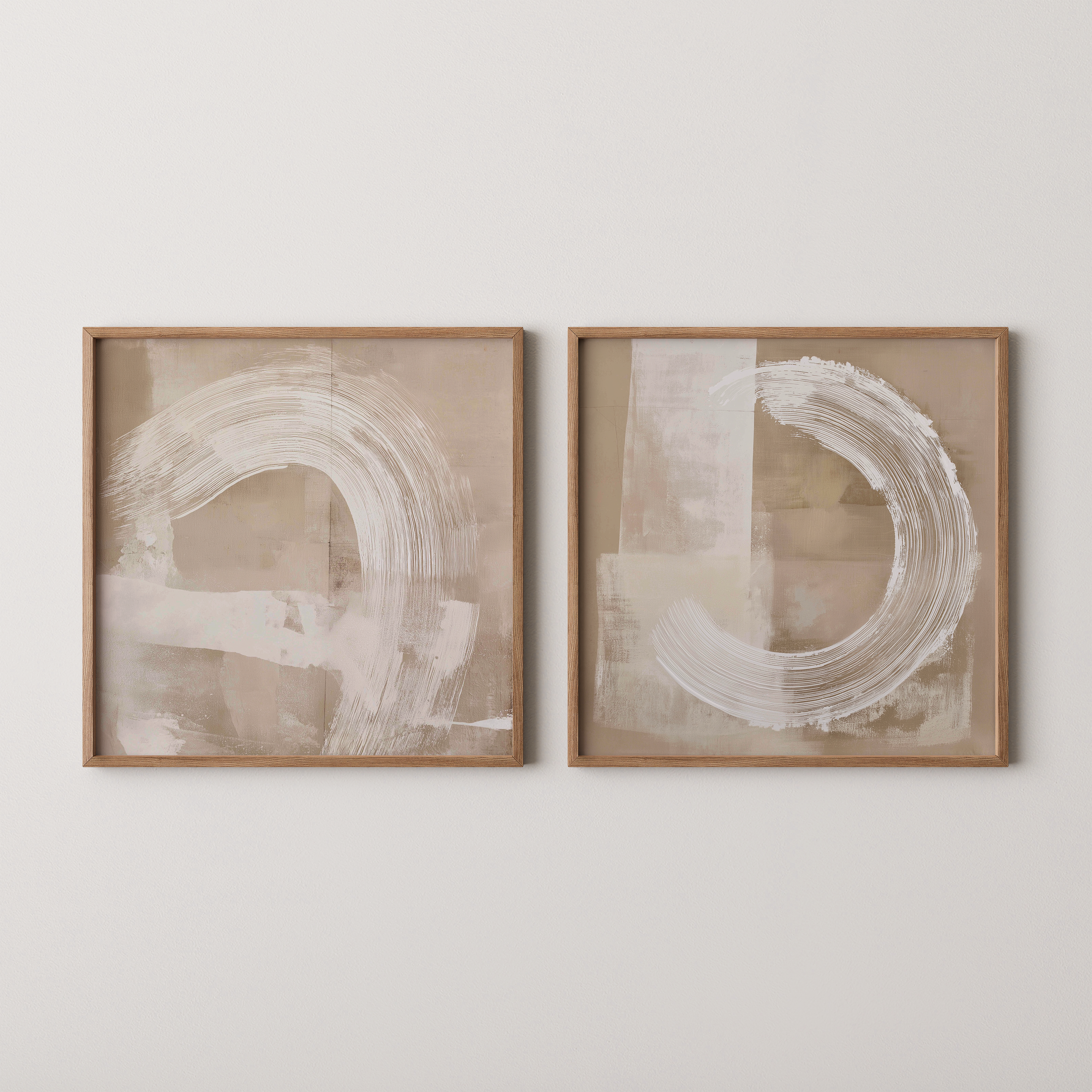 יצירה מופשטת בגווני בז׳ עם תנועות מכחול מעוגלות, בסגנון מינימליסטי ונורדי