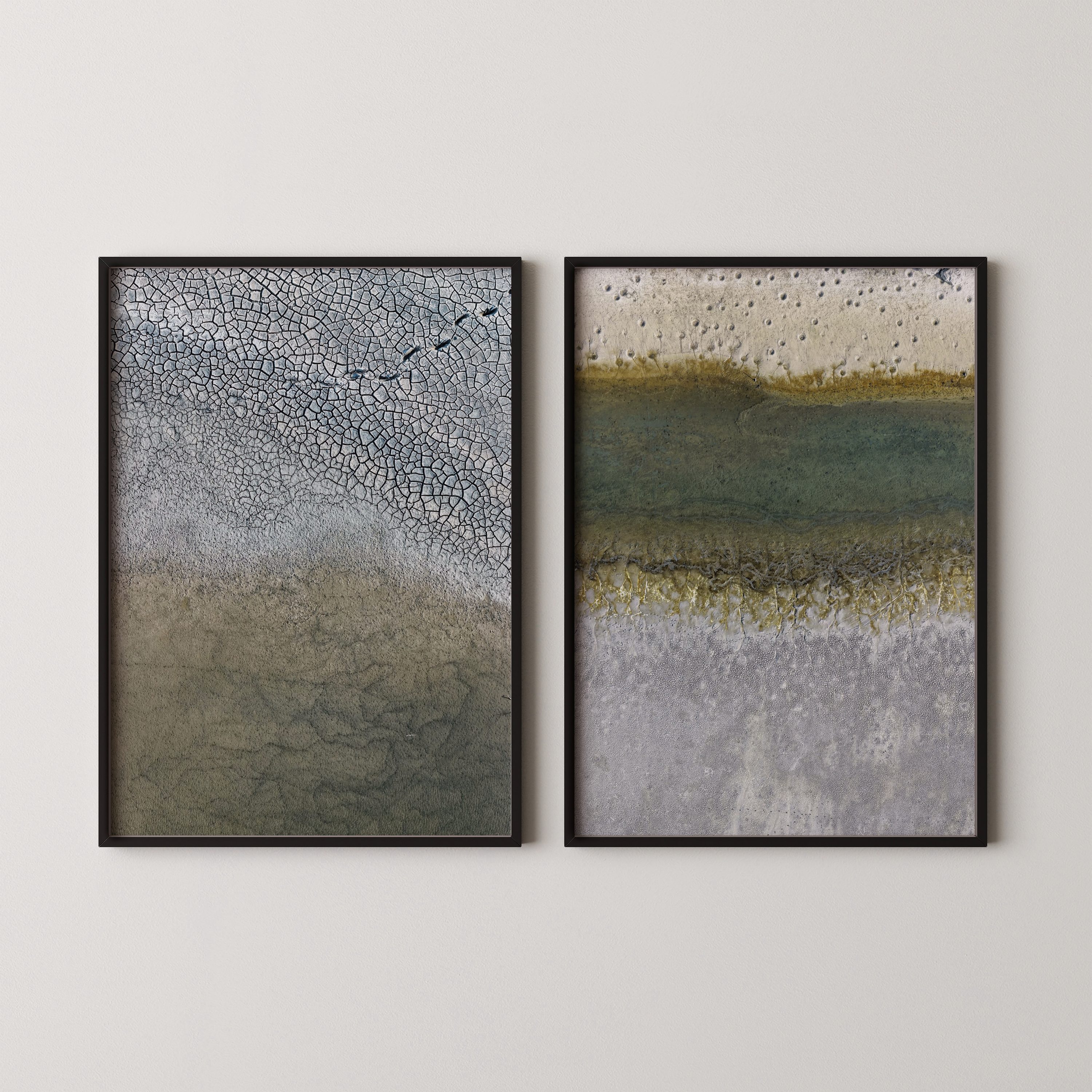 סט צילומים אמנותיים ממוסגרים של חן כליפה לוי, מבט עילי על מאגרי מים במעגן מיכאל עם אדמה סדוקה וטקסטורות מלח בגווני אפור וירוק טבעי