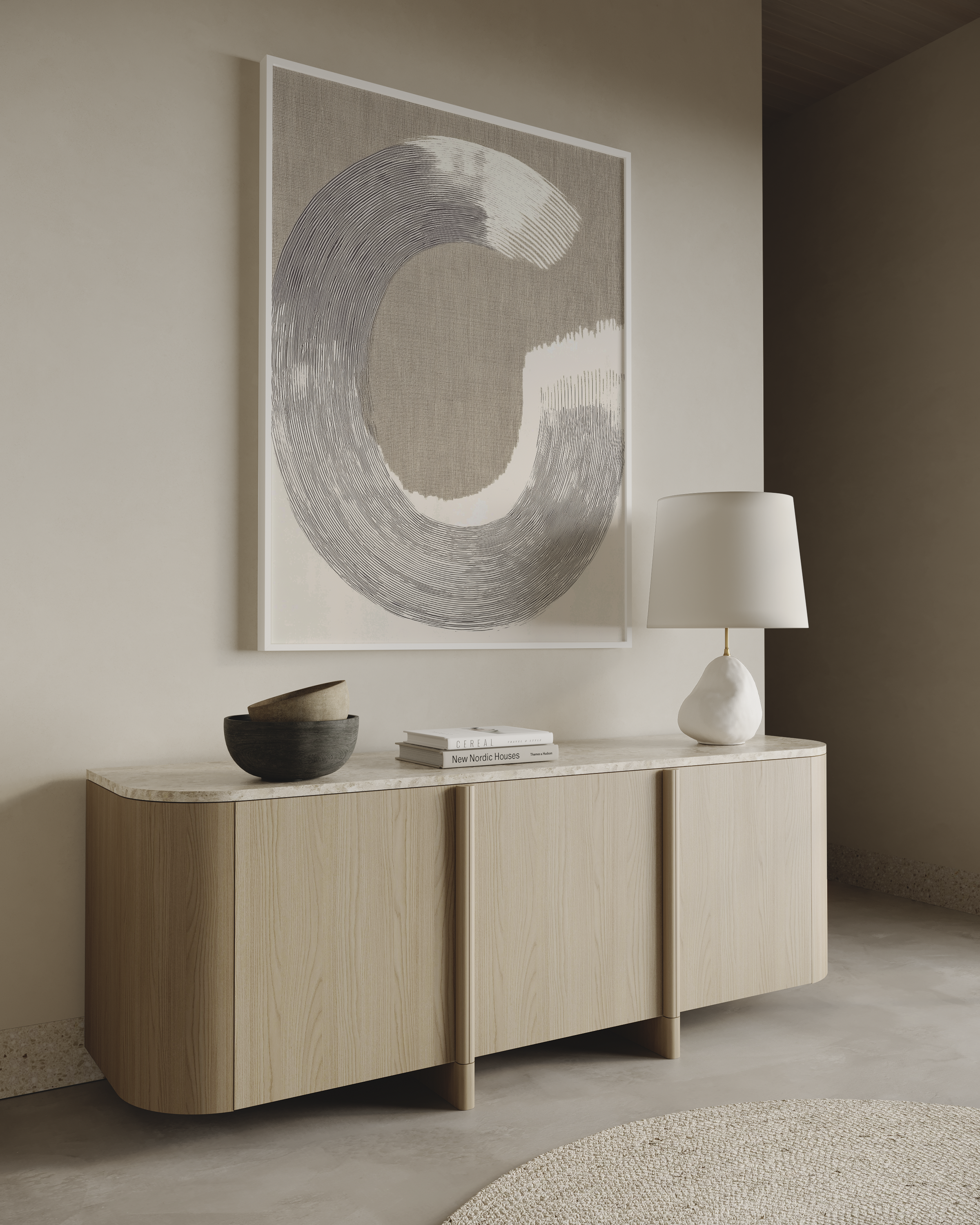 יצירת קיר מודרנית בגווני בז' ואפור עם מהלך מעגלי גרפי, ממוסגרת במסגרת עץ טבעי.