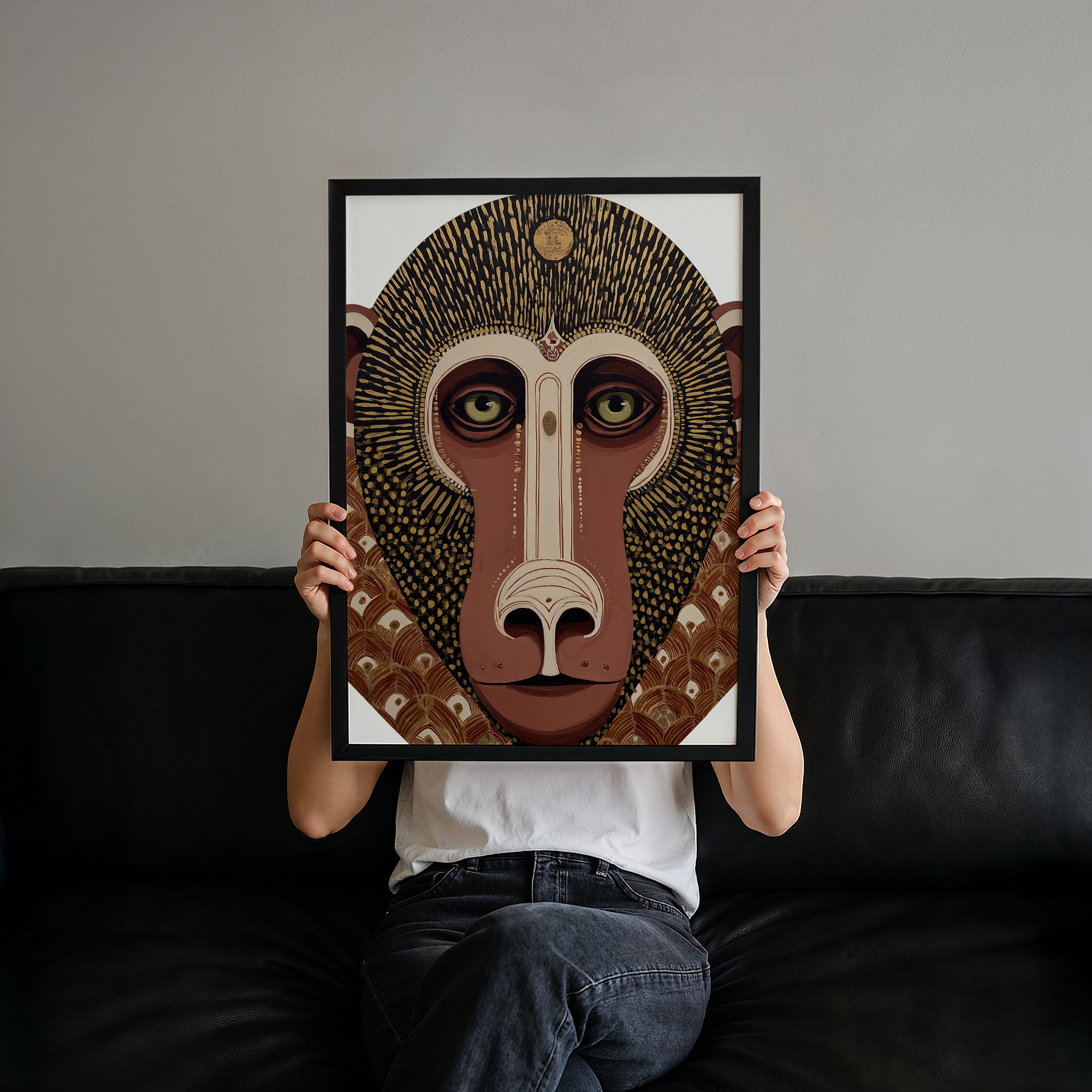 יצירת אמנות גרפית Totemiris בצבעוניות חמה ופרטים סימטריים, במסגרת עץ טבעית