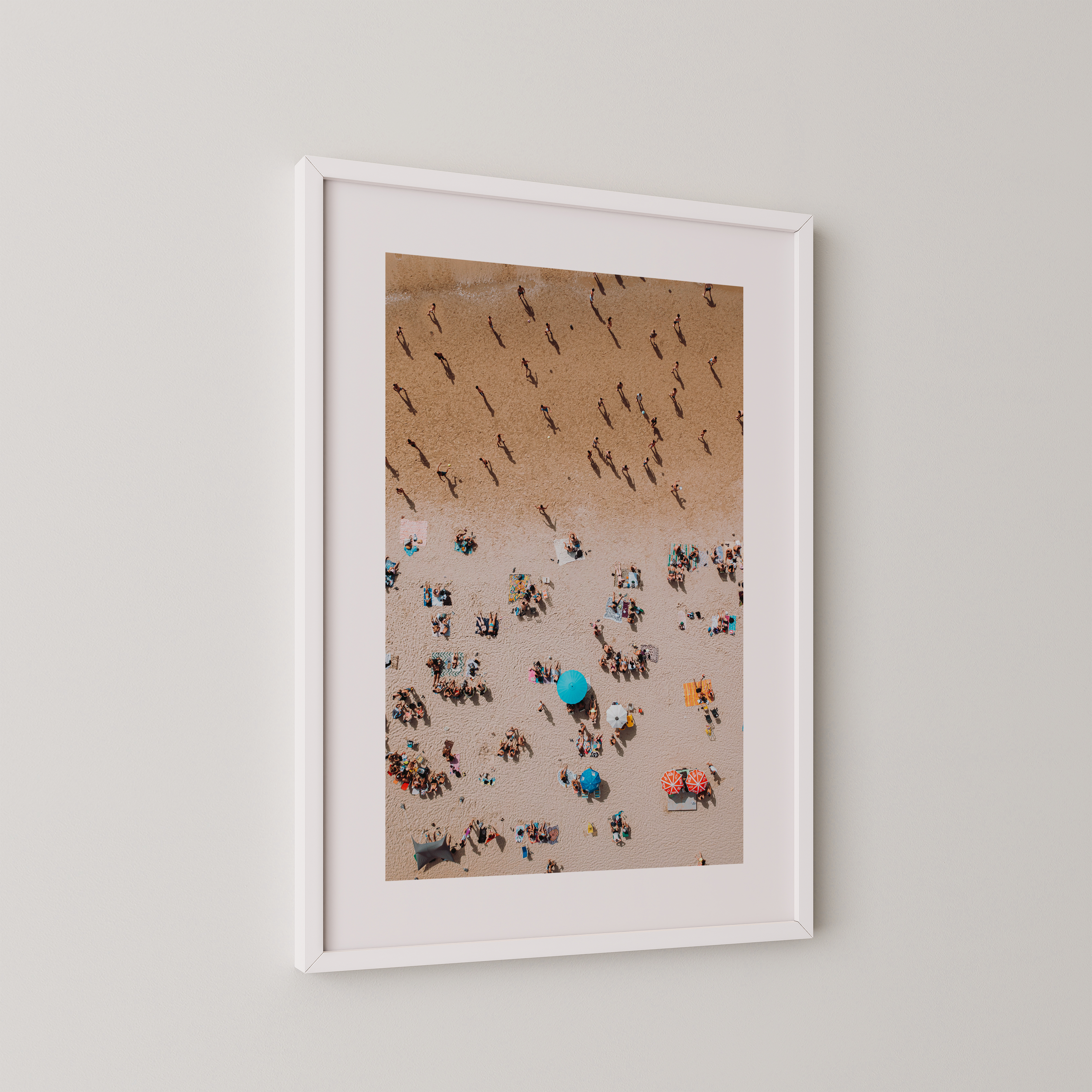 חוף בהרצליה — צילום אוויר מאת שי אשכנזי. אנשים וצללים על חוף הים, מבט רחפן אבסטרקטי.