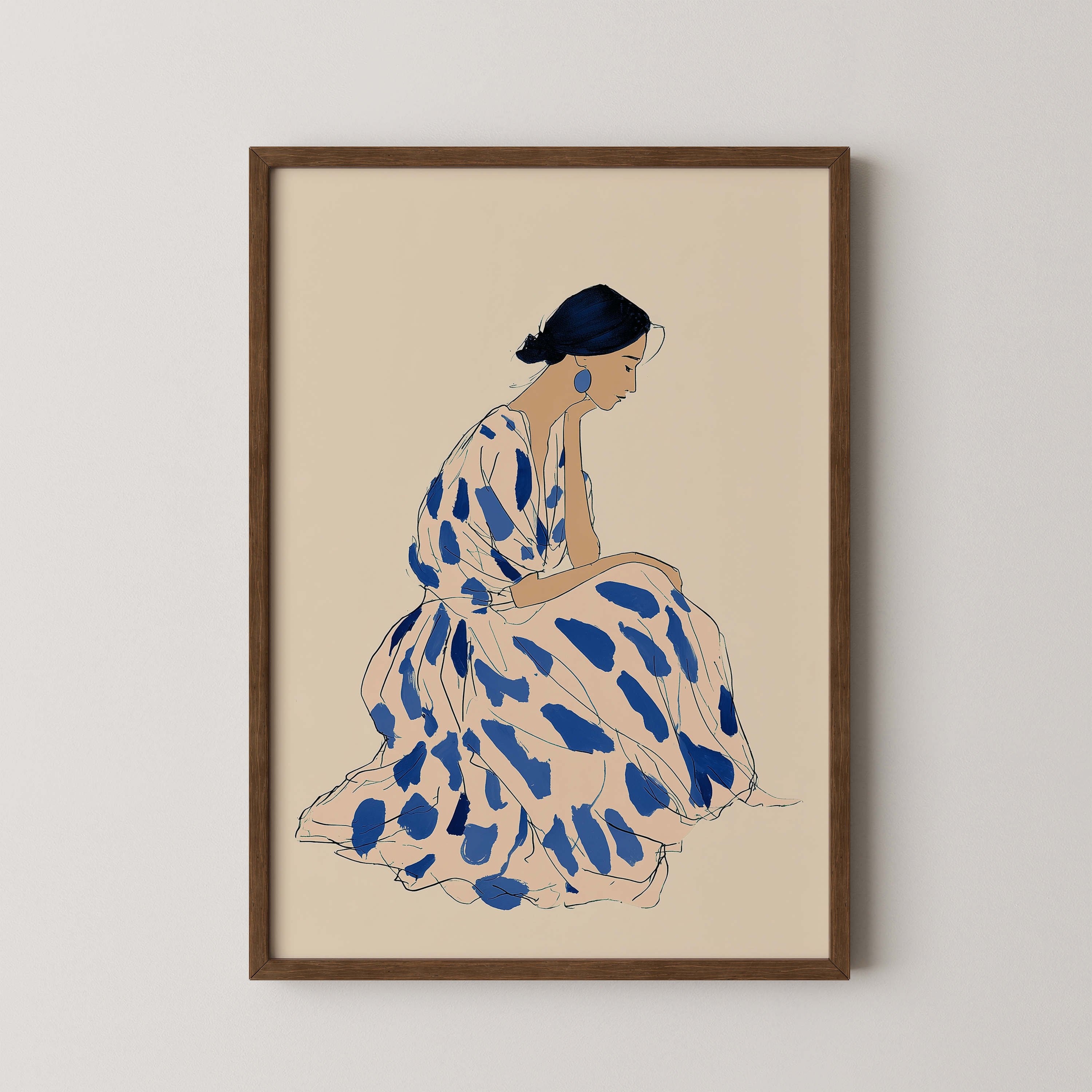 איור אמנותי של אישה יושבת בשמלה בהירה עם כתמים כחולים, בסגנון מינימליסטי, במסגרת שחורה/לבנה על קיר בהיר