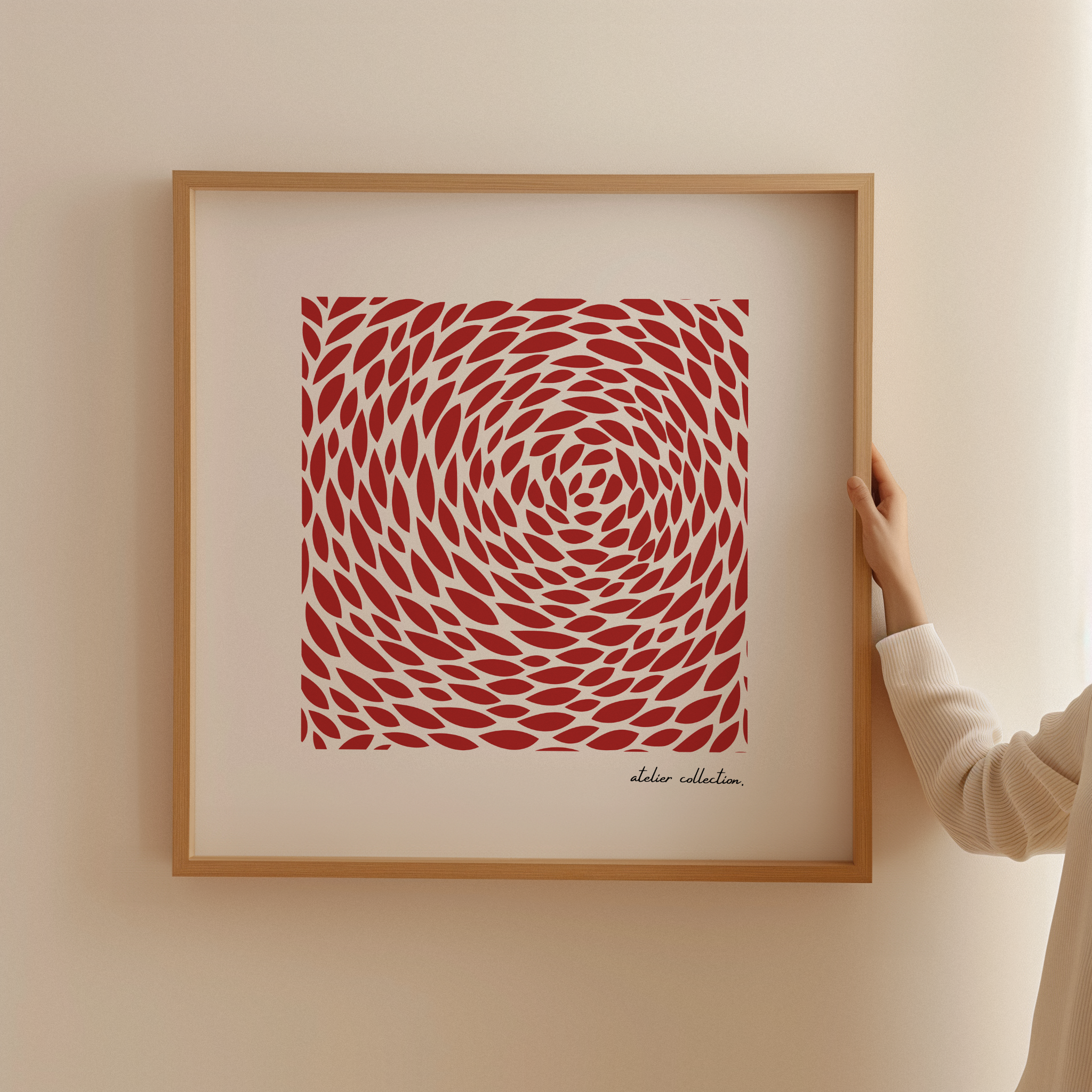 הדפס אמנות גיאומטרי "קאיו" מאת The Left Handed – דפוס דינמי של צורות אדומות יוצרות אפקט תנועה במרכז היצירה, ממוסגר במסגרת עץ טבעית.