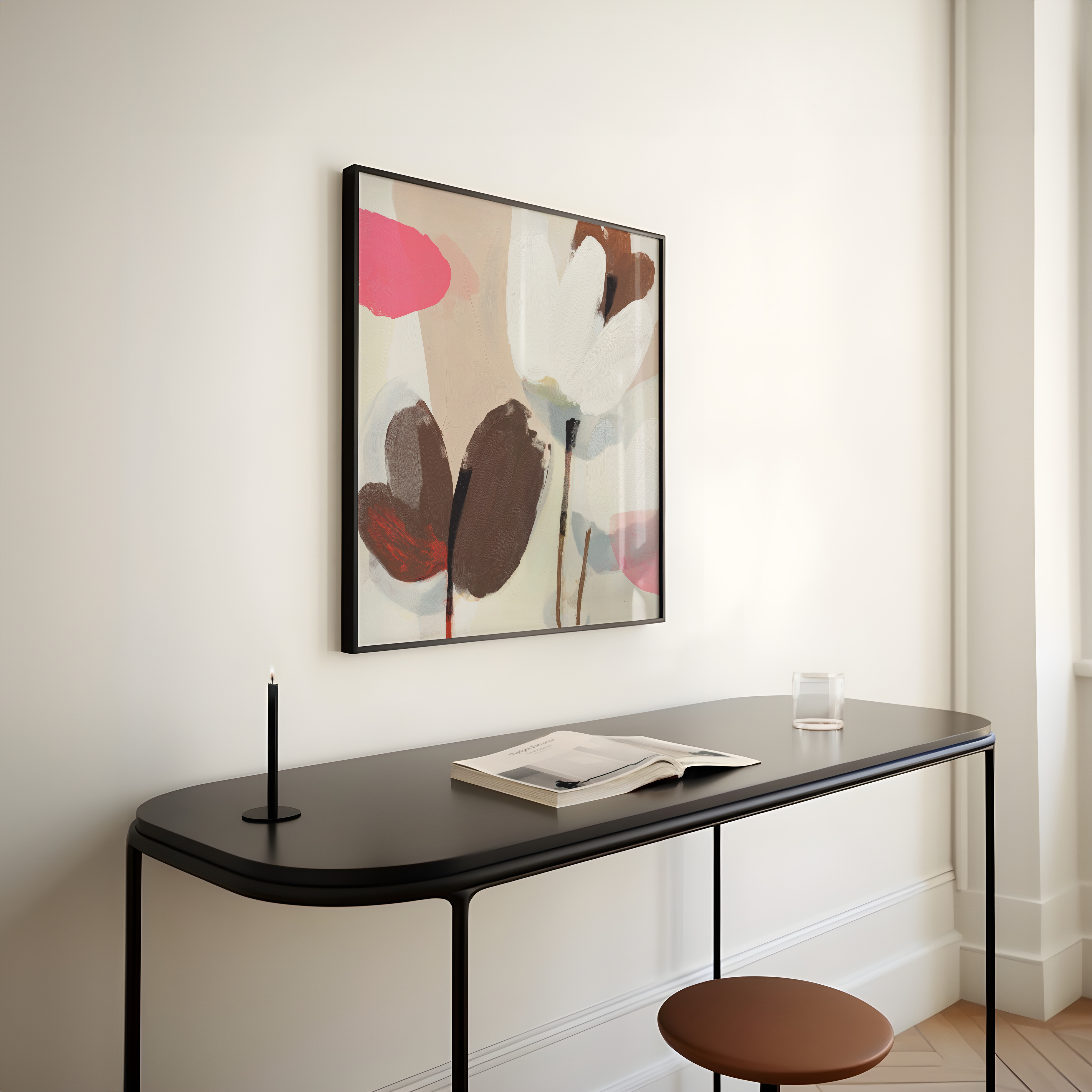 יצירה מינימליסטית פרחונית בגווני חום, לבן ורוד רך, תלויה מעל מיטה בחלל שקט ונורדי.