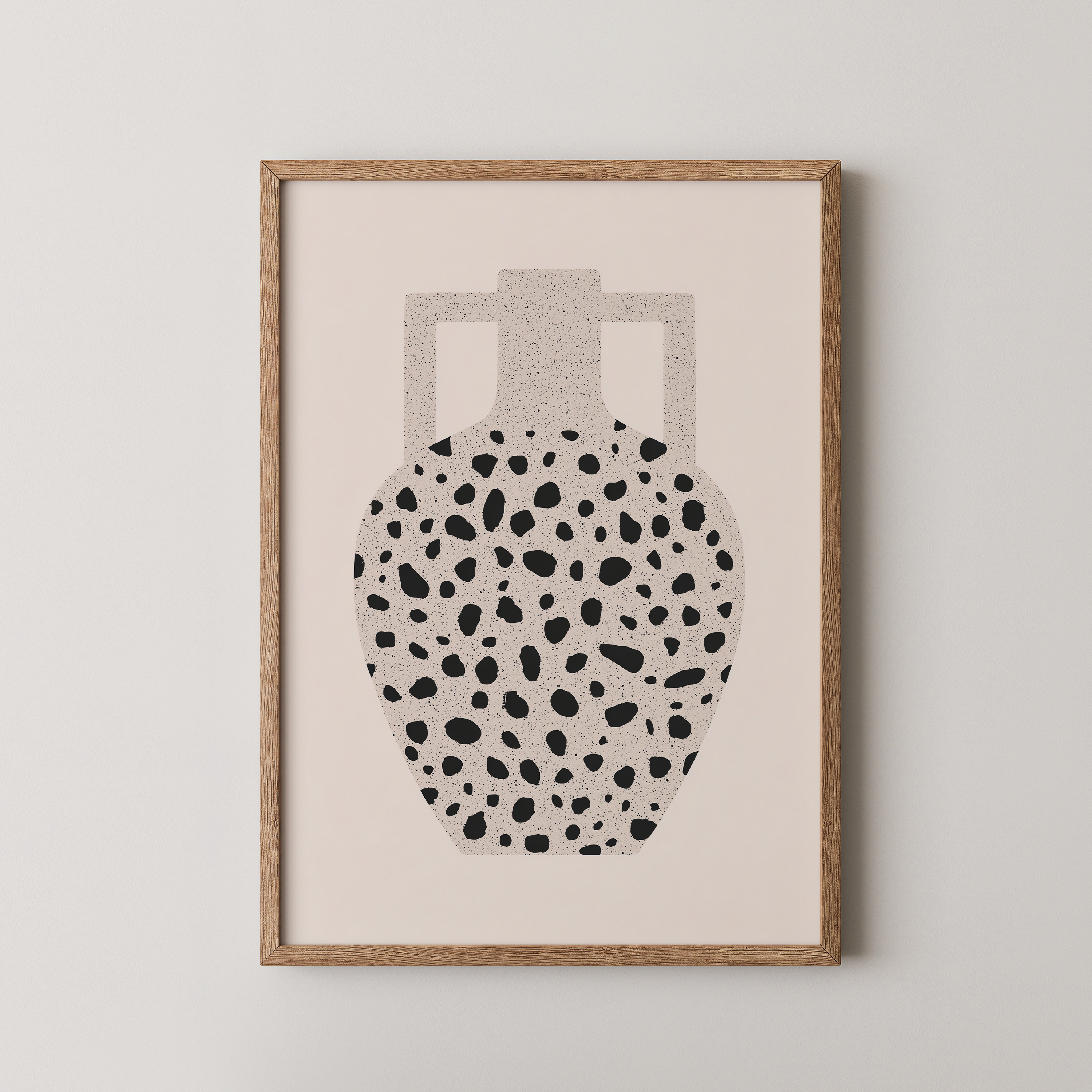 הדפס אמנותי מינימליסטי בהשראת כלי חרס, בעיצוב נקי וטקסטורה עדינה. יצירה שקטה ועל־זמנית לחללים מודרניים מבית Trausi+Tosh.