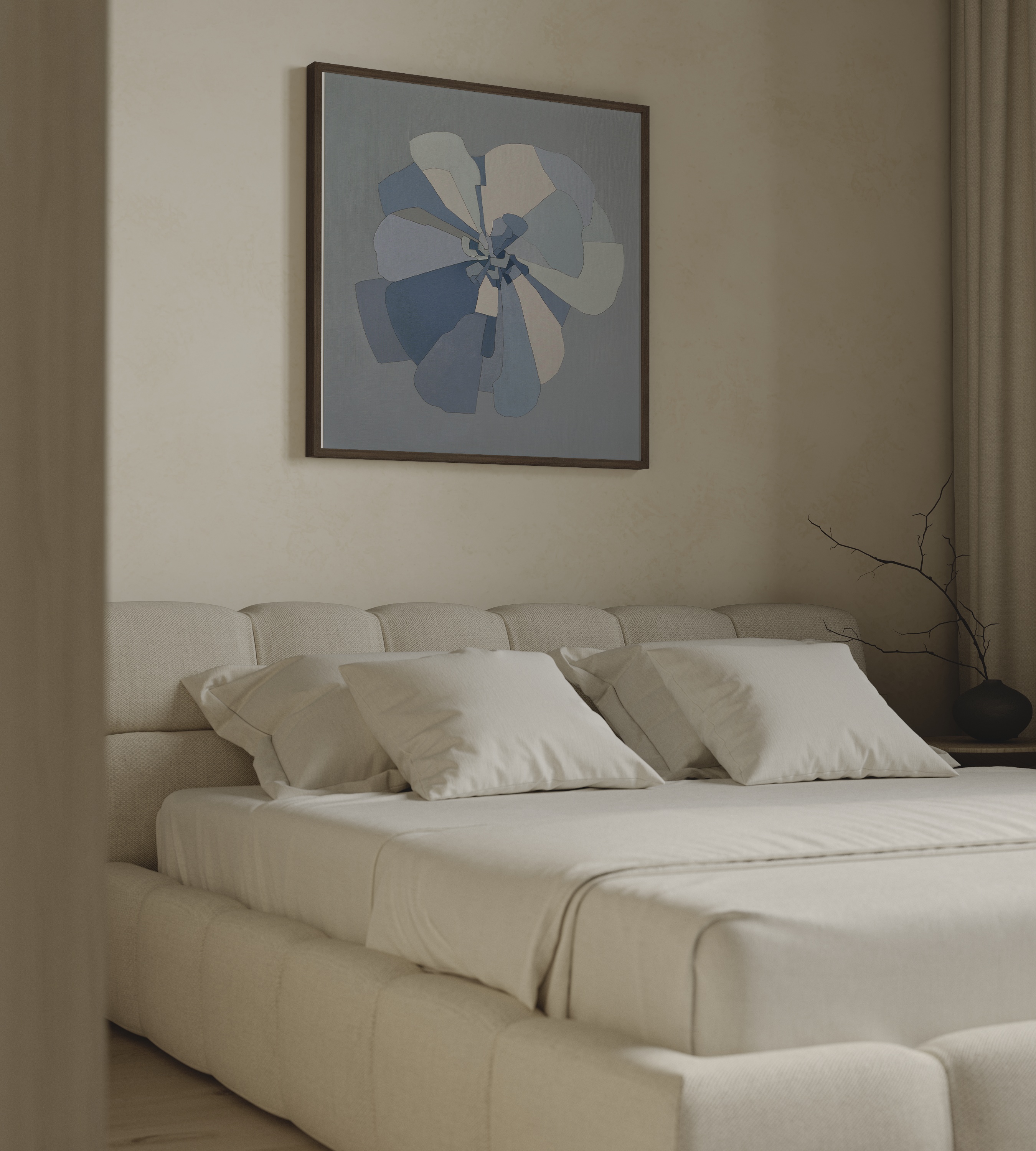 יצירת אמנות מופשטת בגווני כחול, שמנת ואפור בהיר המדמה פרח פתוח עם שכבות חופפות, ממוסגרת במסגרת עץ כהה על קיר בהיר