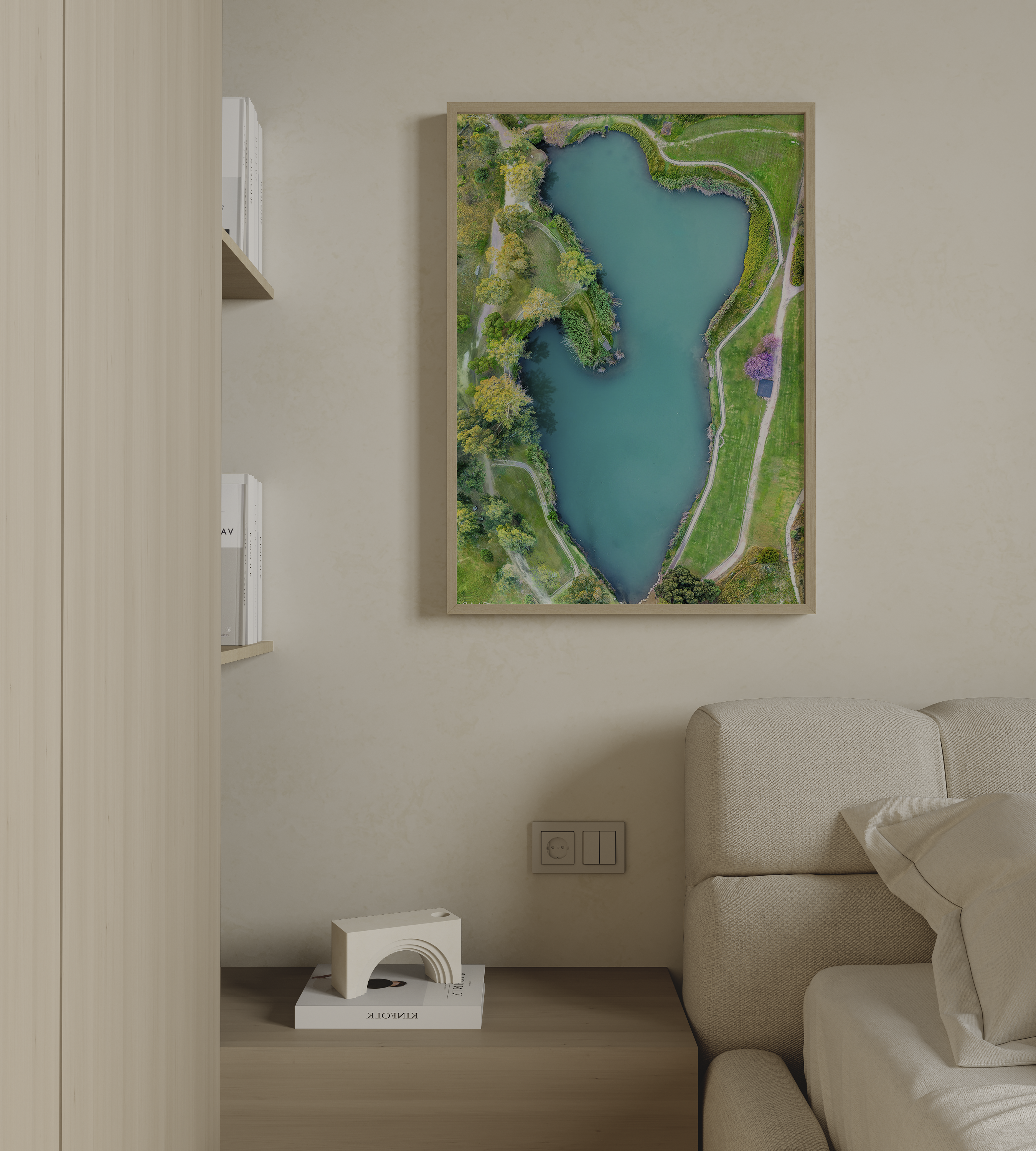 יצירה ממוסגרת של גלעד טופז בצילום אווירי של בריכת מים טורקיזית וצמחייה ירוקה במקורות הירקון בתל אפק, שבילים מתעגלים סביב המים