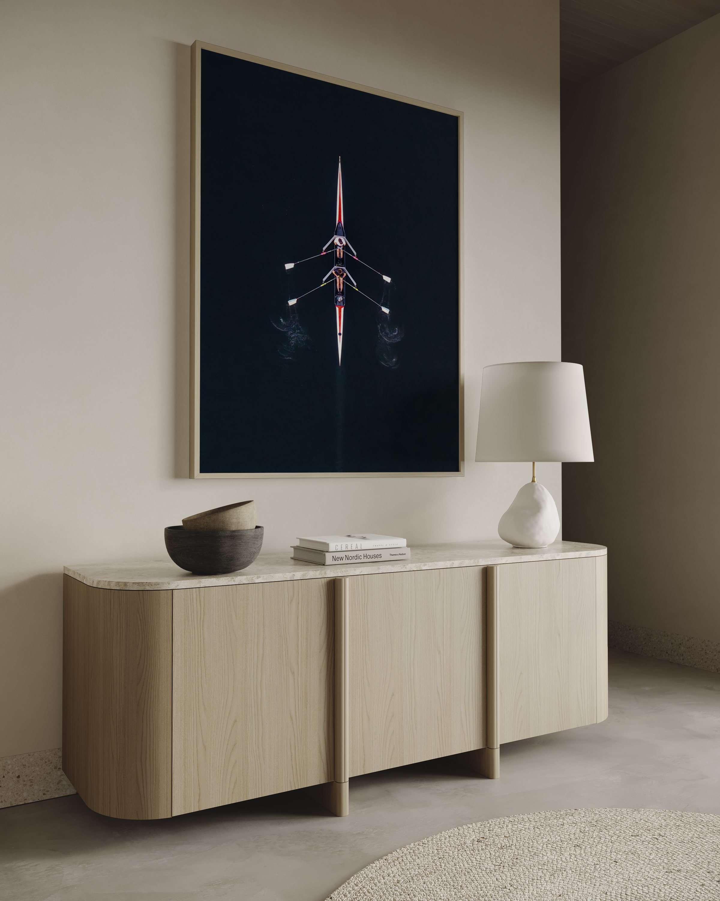 יצירה ממוסגרת של גלעד טופז בצילום אווירי של סירת חתירה במרכז נהר הירקון, מים כהים וסימטריה מינימליסטית מעל קיר בהיר