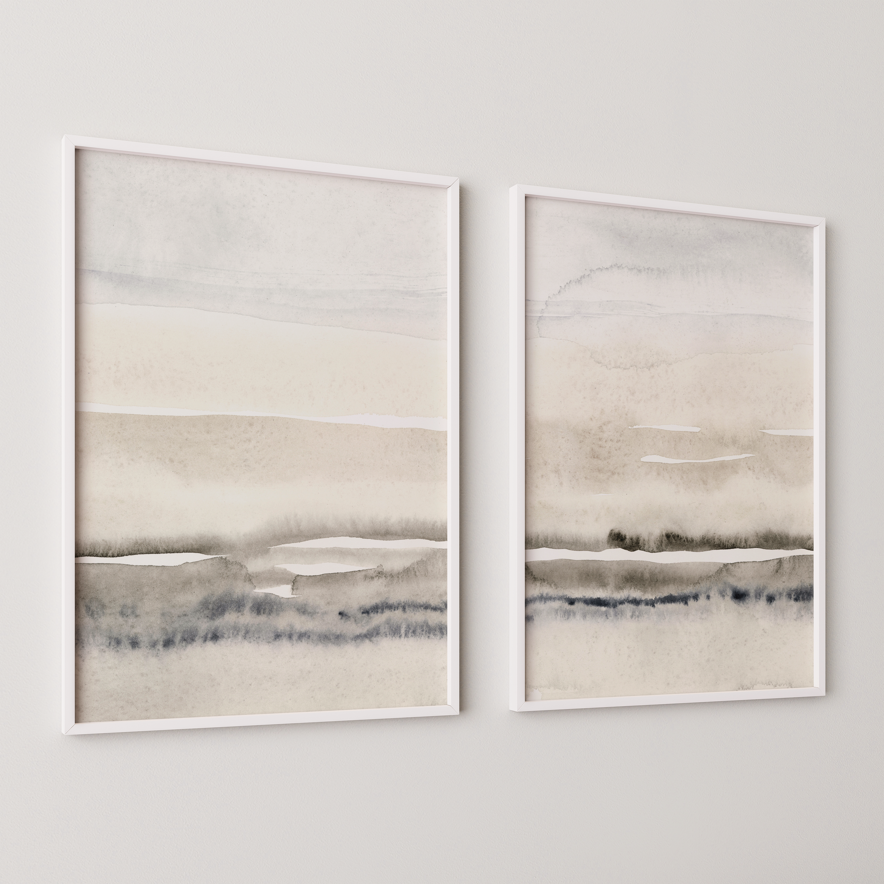 סט של שני פוסטרים ממוסגרים בעיצוב אבסטרקטי בגוונים טבעיים של חול, מים ושמיים, עם קווים רכים ליצירת אווירה רגועה ומודרנית.